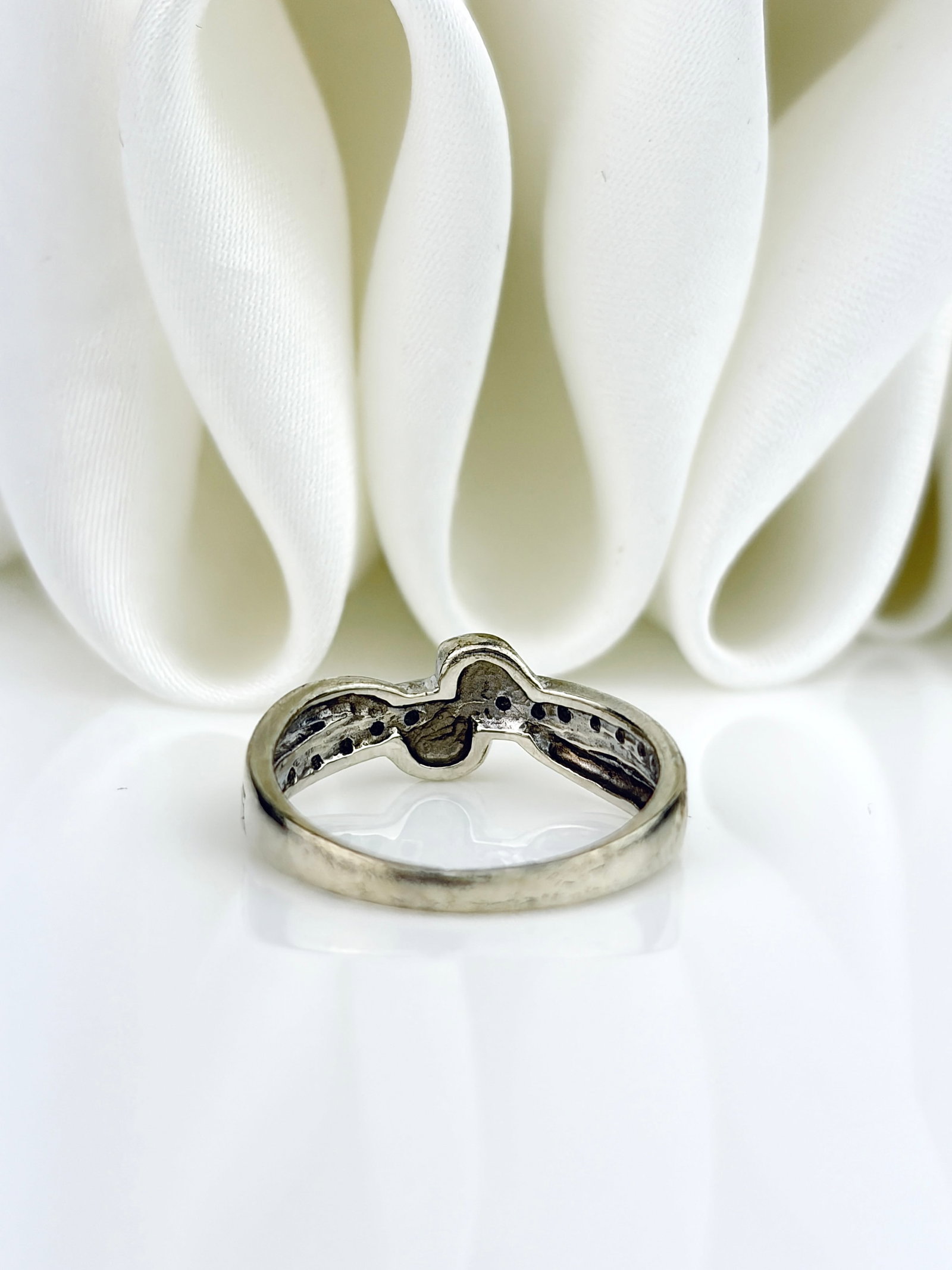 VINTAGE 9CT WHITE GOLD DIAMOND KNOT TWIST RING - 3