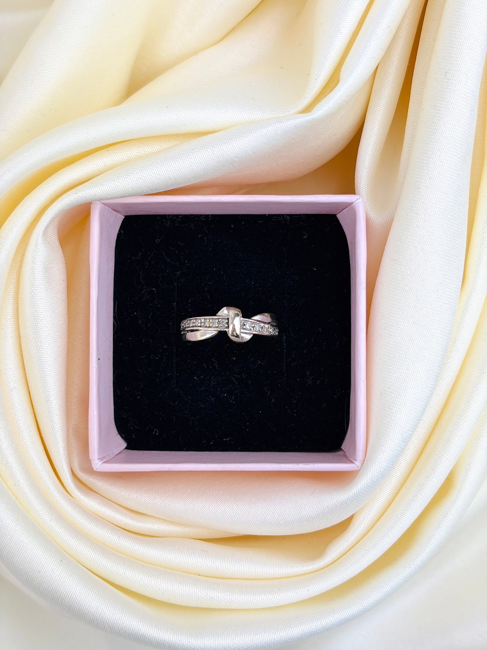 VINTAGE 9CT WHITE GOLD DIAMOND KNOT TWIST RING - 9