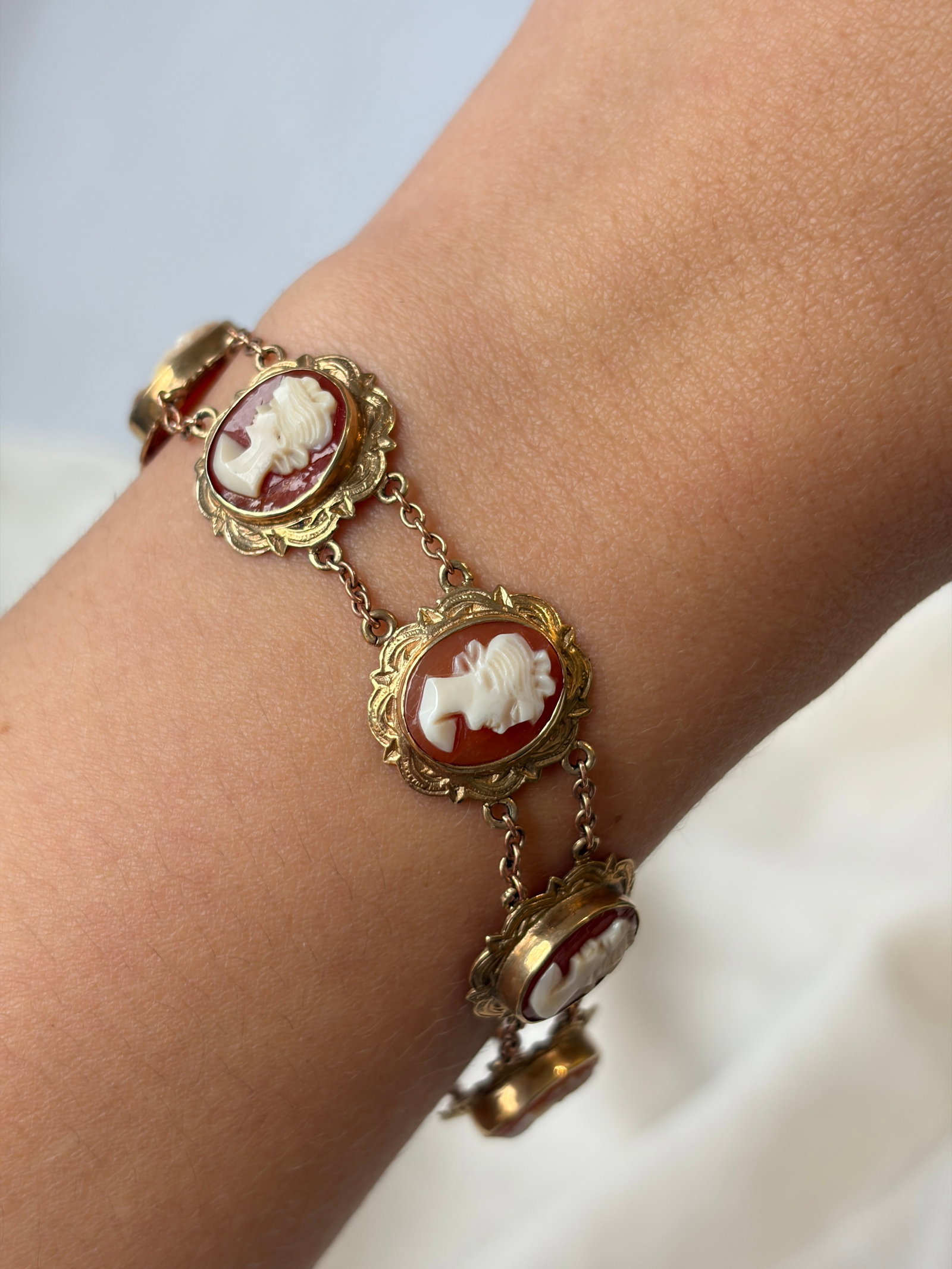 VINTAGE 9CT YELLOW GOLD ORNATE CAMEO BRACELET - 8
