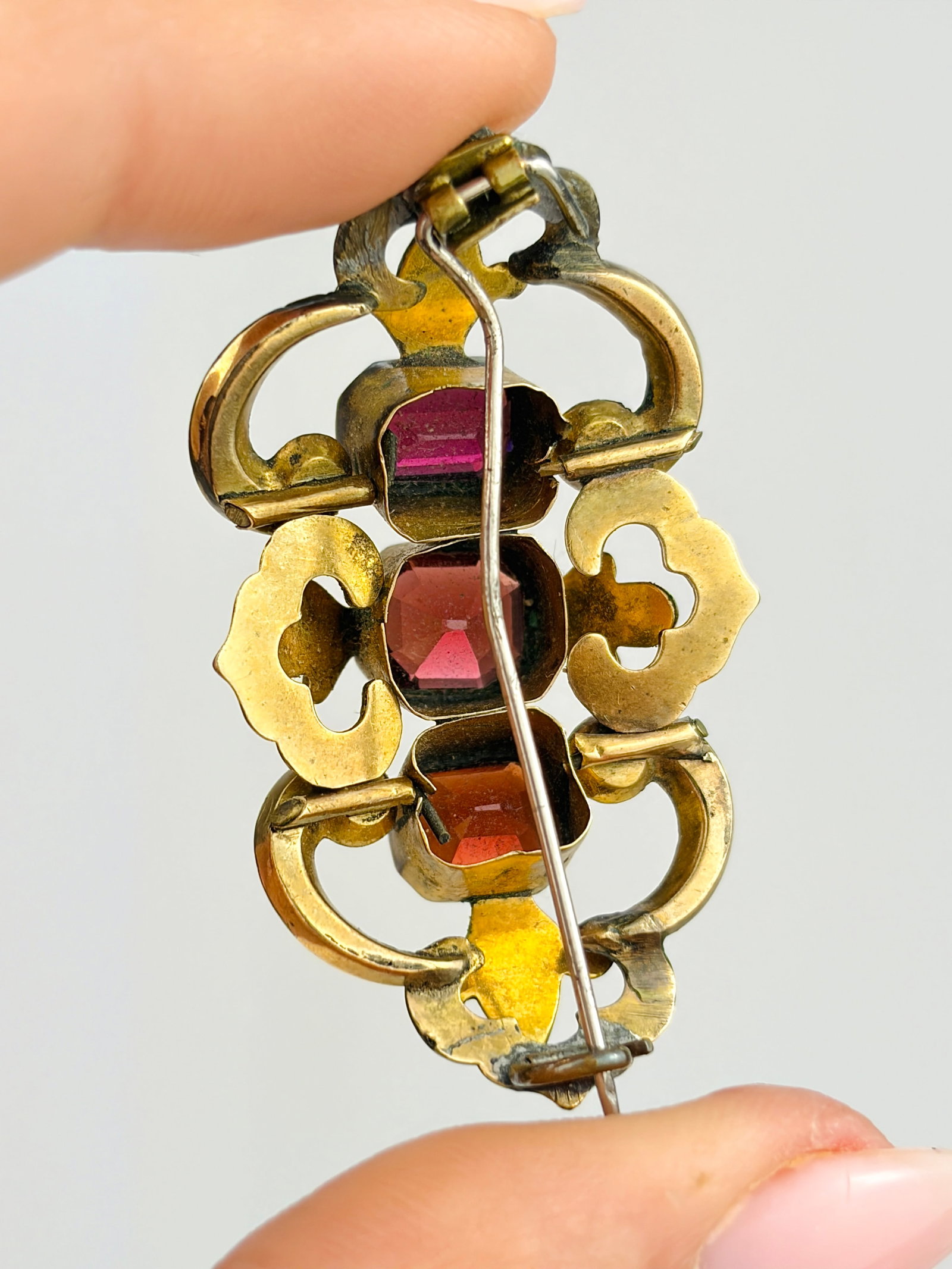 ANTIQUE 9CT YELLOW GOLD GARNET BROOCH - 3