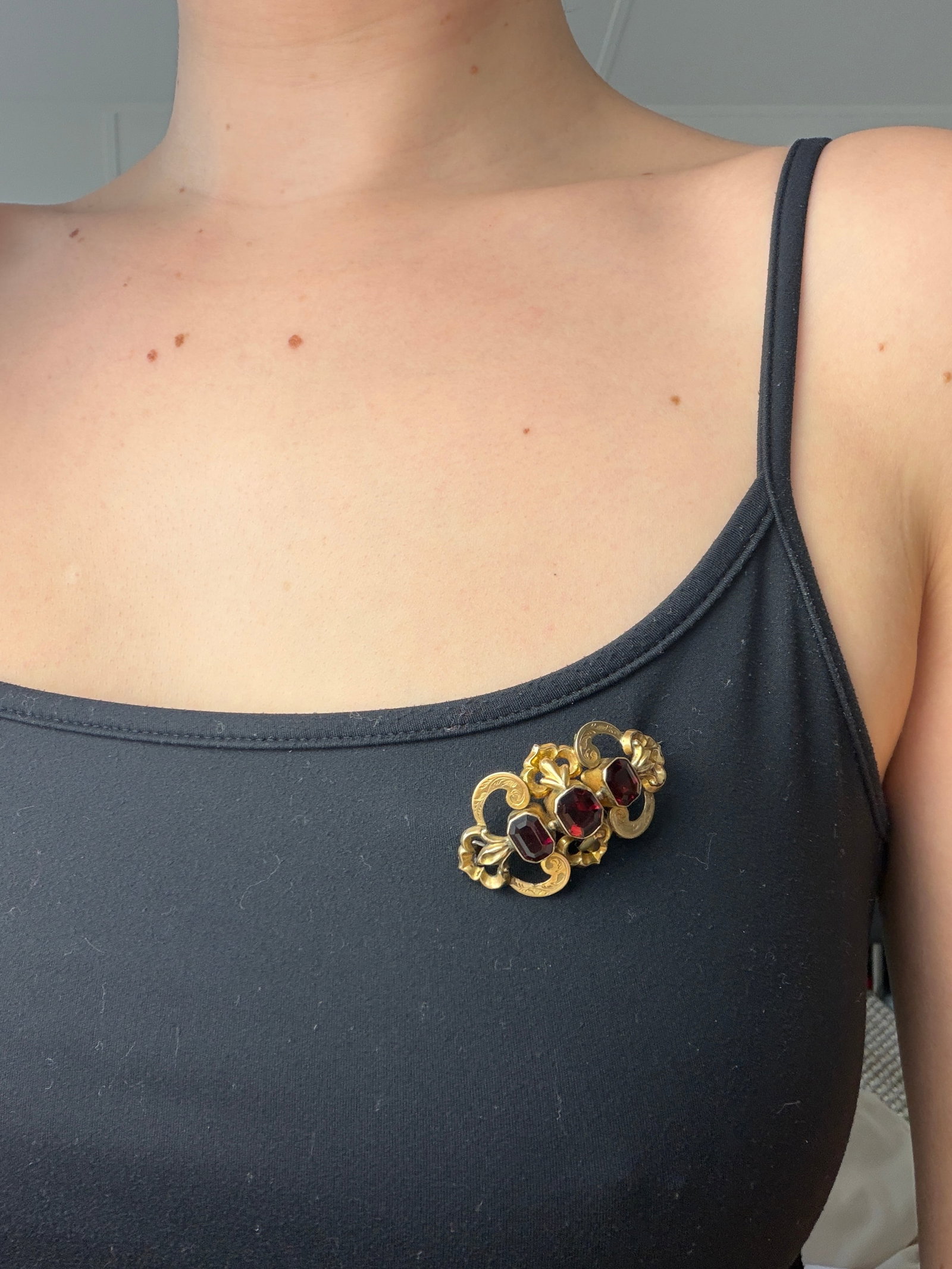 ANTIQUE 9CT YELLOW GOLD GARNET BROOCH - 4