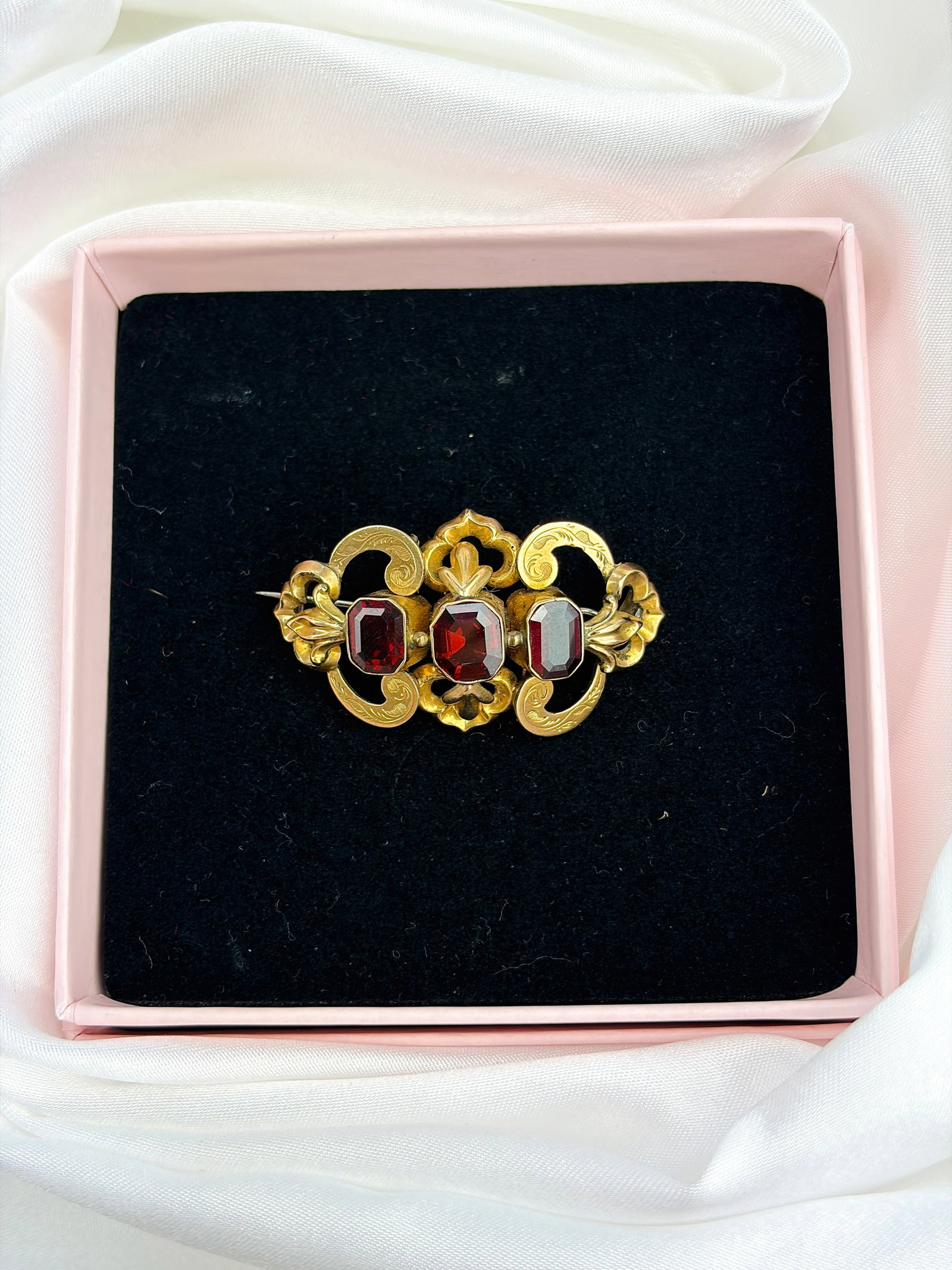ANTIQUE 9CT YELLOW GOLD GARNET BROOCH - 5