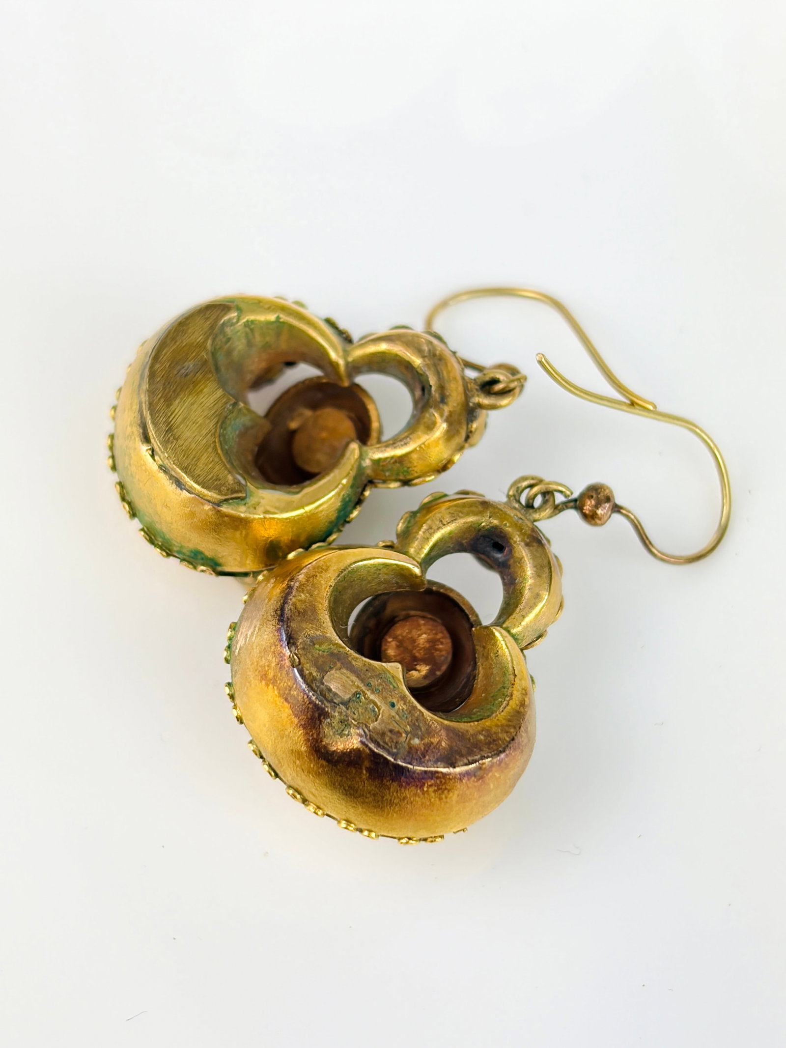 ANTIQUE VICTORIAN ETRUSCAN REVIVAL AMETHYST EARRINGS IN 9CT GOLD - 3