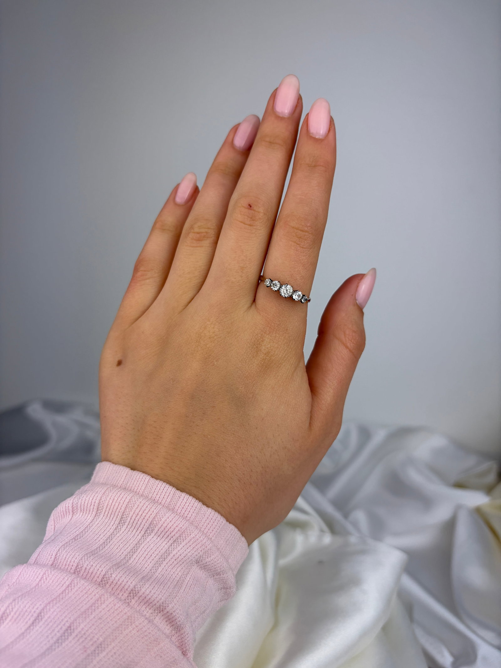 ANTIQUE 9CT YELLOW GOLD DIAMOND 5 STONE RING - 7