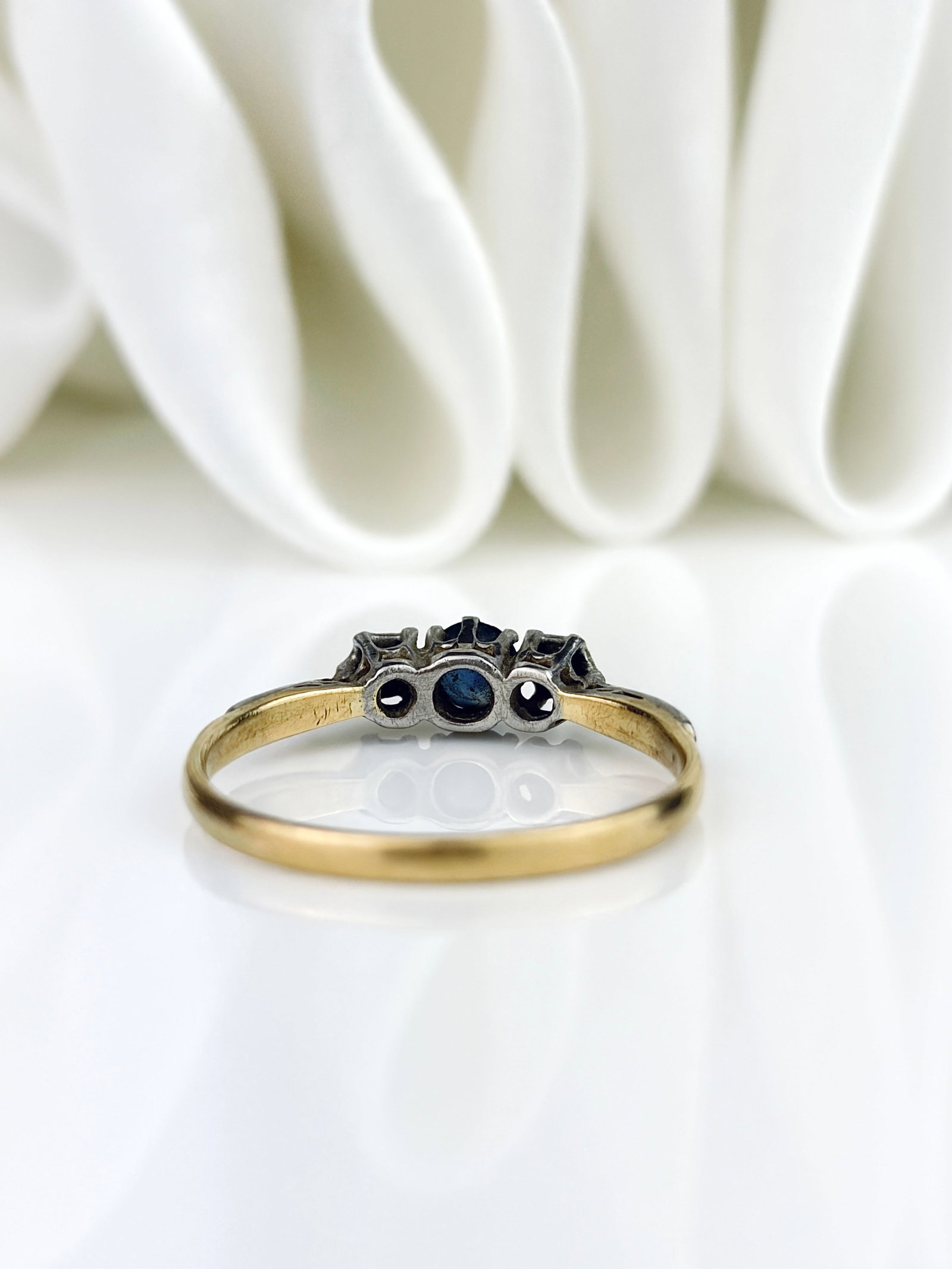 ANTIQUE ART DECO 18CT GOLD AND PLATINUM SAPPHIRE AND DIAMOND 3 STONE RING - 2