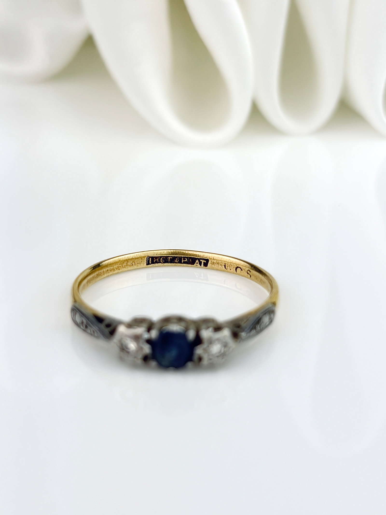 ANTIQUE ART DECO 18CT GOLD AND PLATINUM SAPPHIRE AND DIAMOND 3 STONE RING - 3