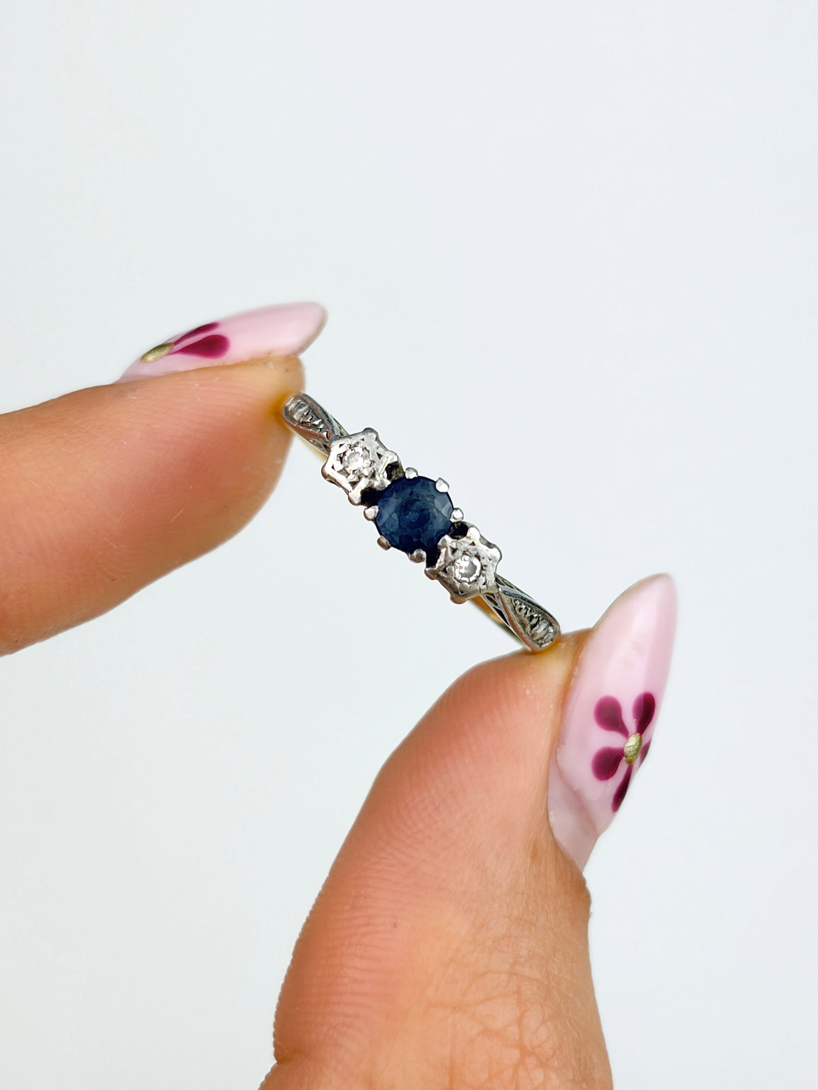 ANTIQUE ART DECO 18CT GOLD AND PLATINUM SAPPHIRE AND DIAMOND 3 STONE RING - 4