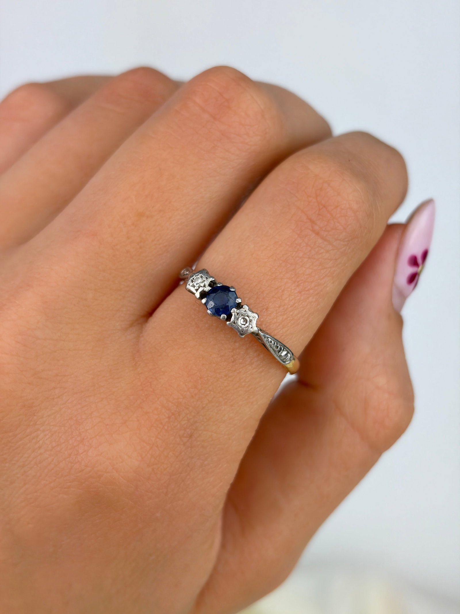 ANTIQUE ART DECO 18CT GOLD AND PLATINUM SAPPHIRE AND DIAMOND 3 STONE RING - 7