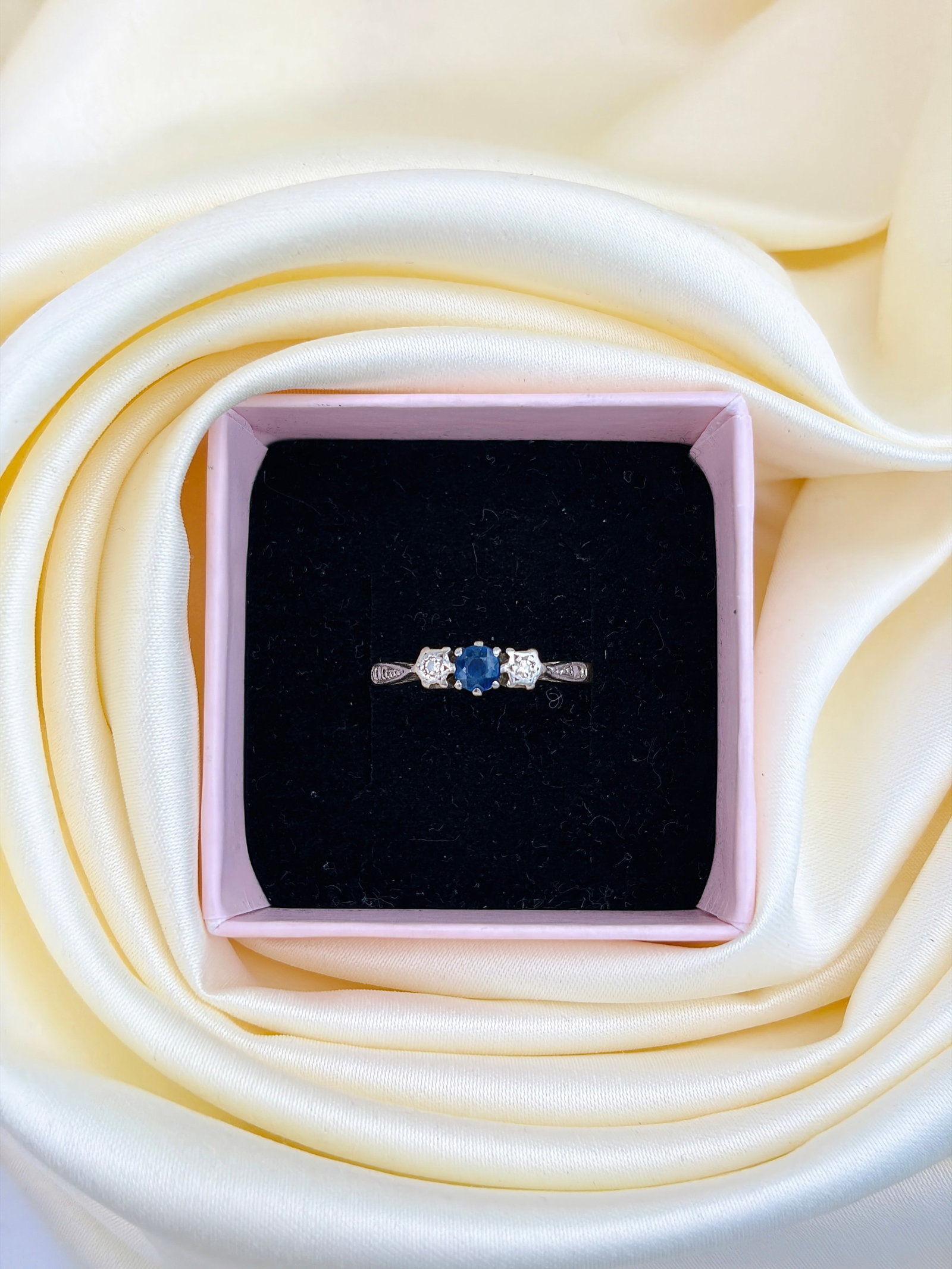 ANTIQUE ART DECO 18CT GOLD AND PLATINUM SAPPHIRE AND DIAMOND 3 STONE RING - 8