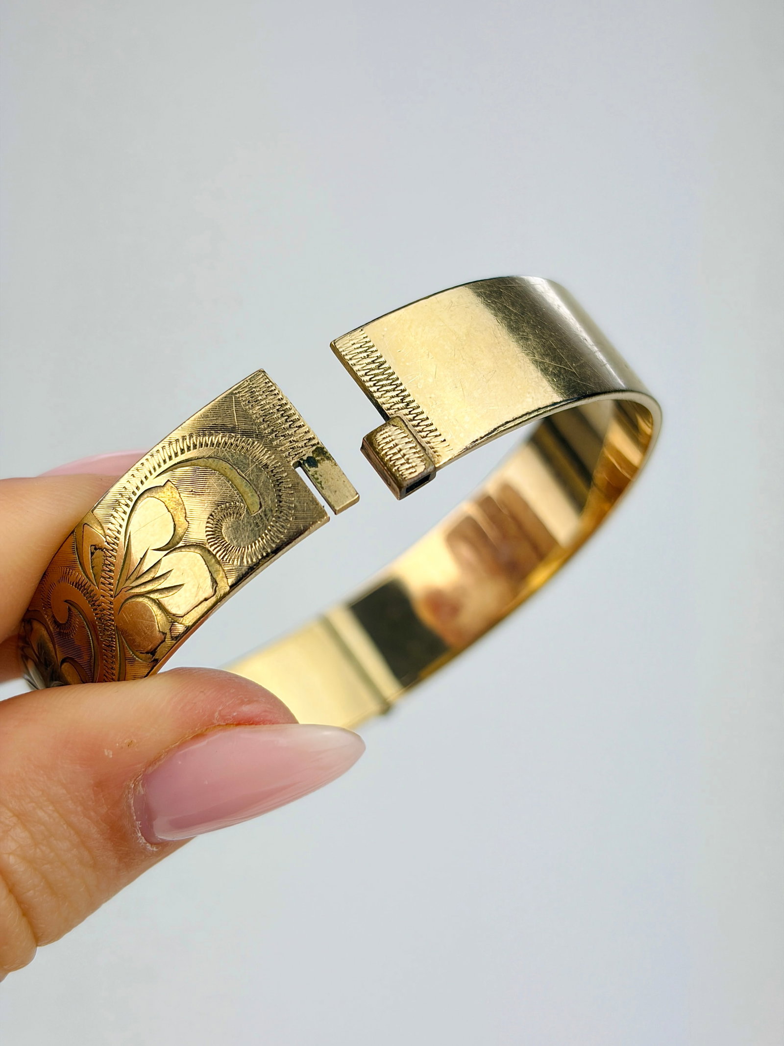 VINTAGE 9CT ROLLED GOLD SWIRL BANGLE BRACELET - 4