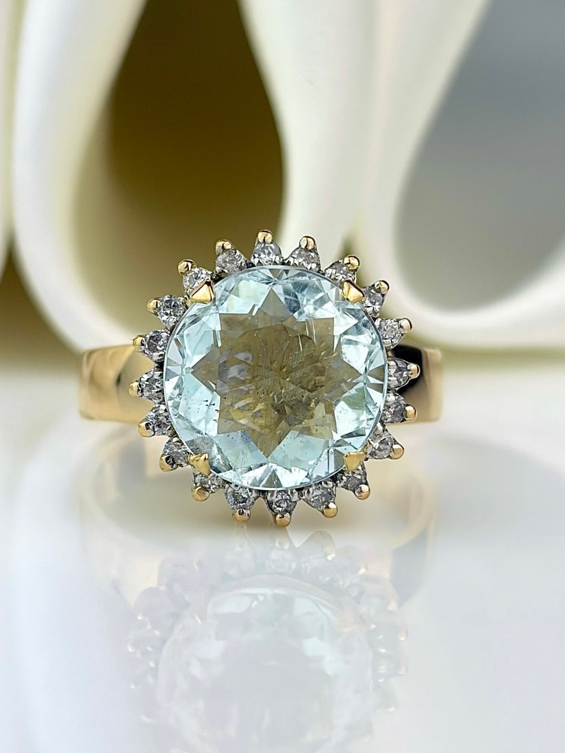 chunky 18ct yellow gold 4.18ct aquamarine and diamond ring (1 of 9)