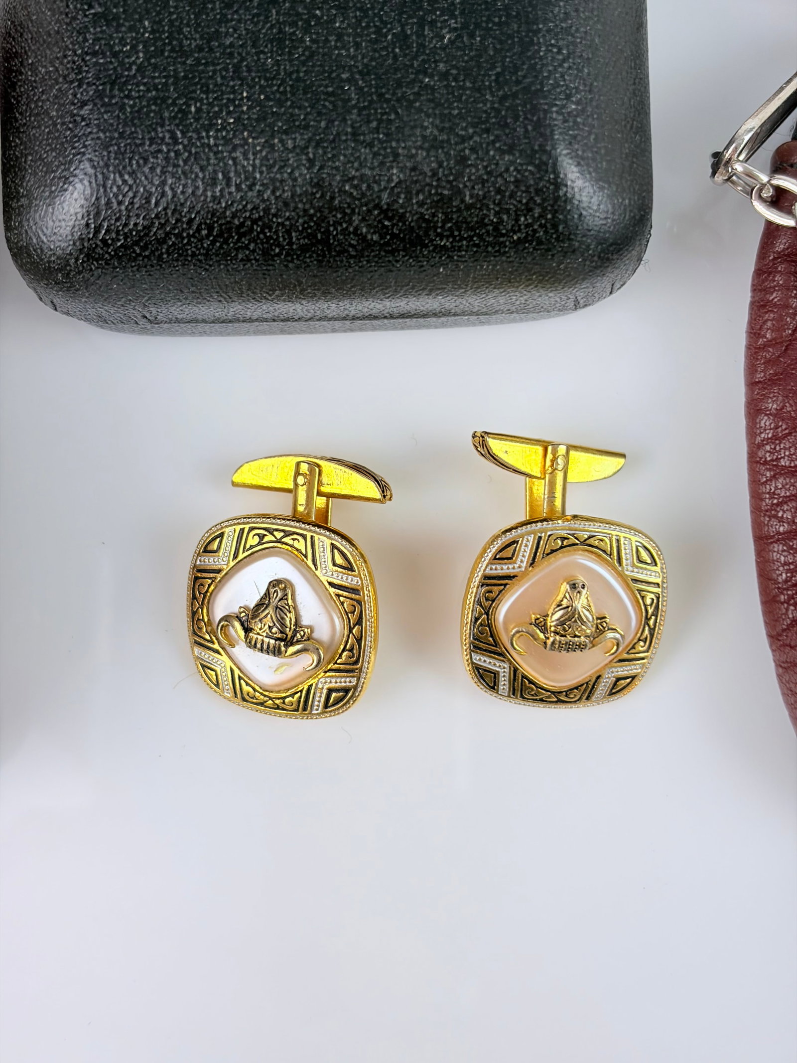 LARGE MIXED LOT - CUFF LINKS, BROOCHES ETC - 2