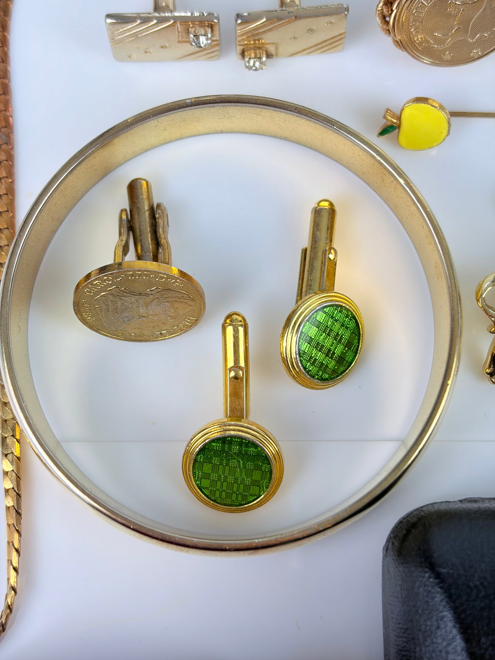 LARGE MIXED LOT - CUFF LINKS, BROOCHES ETC - 5