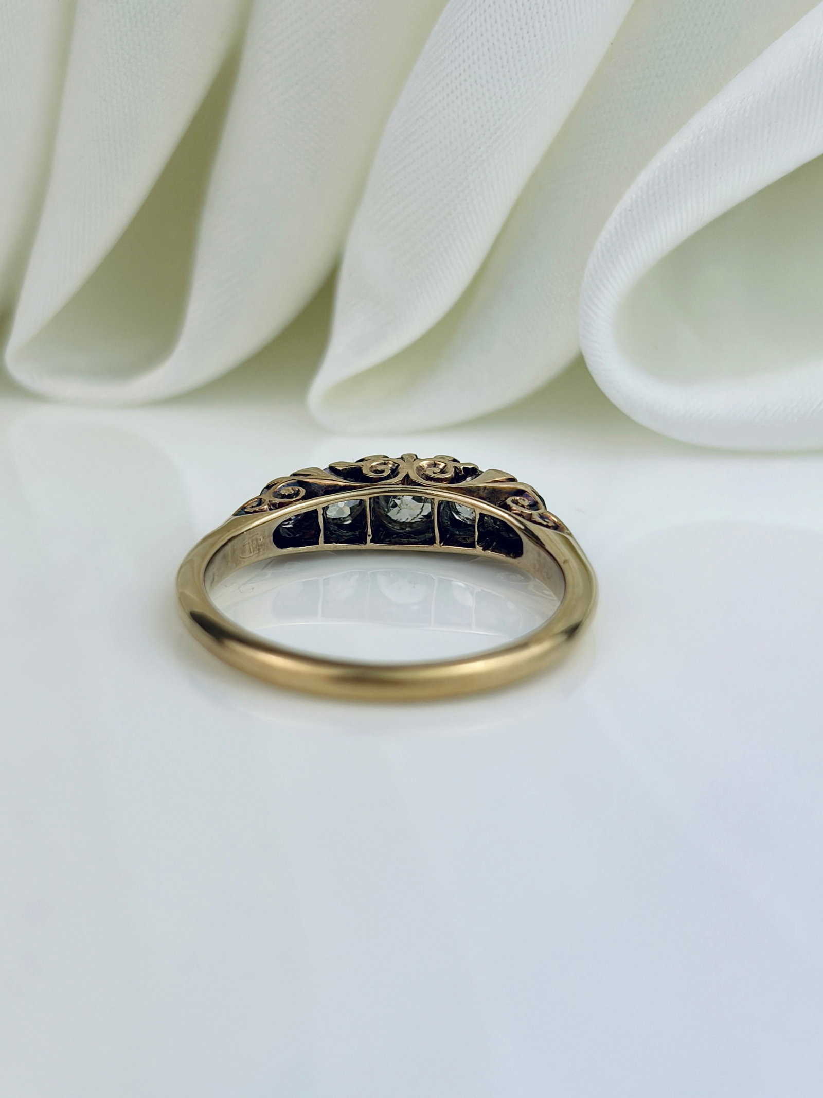 ANTIQUE 18CT YELLOW GOLD DIAMOND 5 STONE RING WITH DIAMOND POINTS - 3