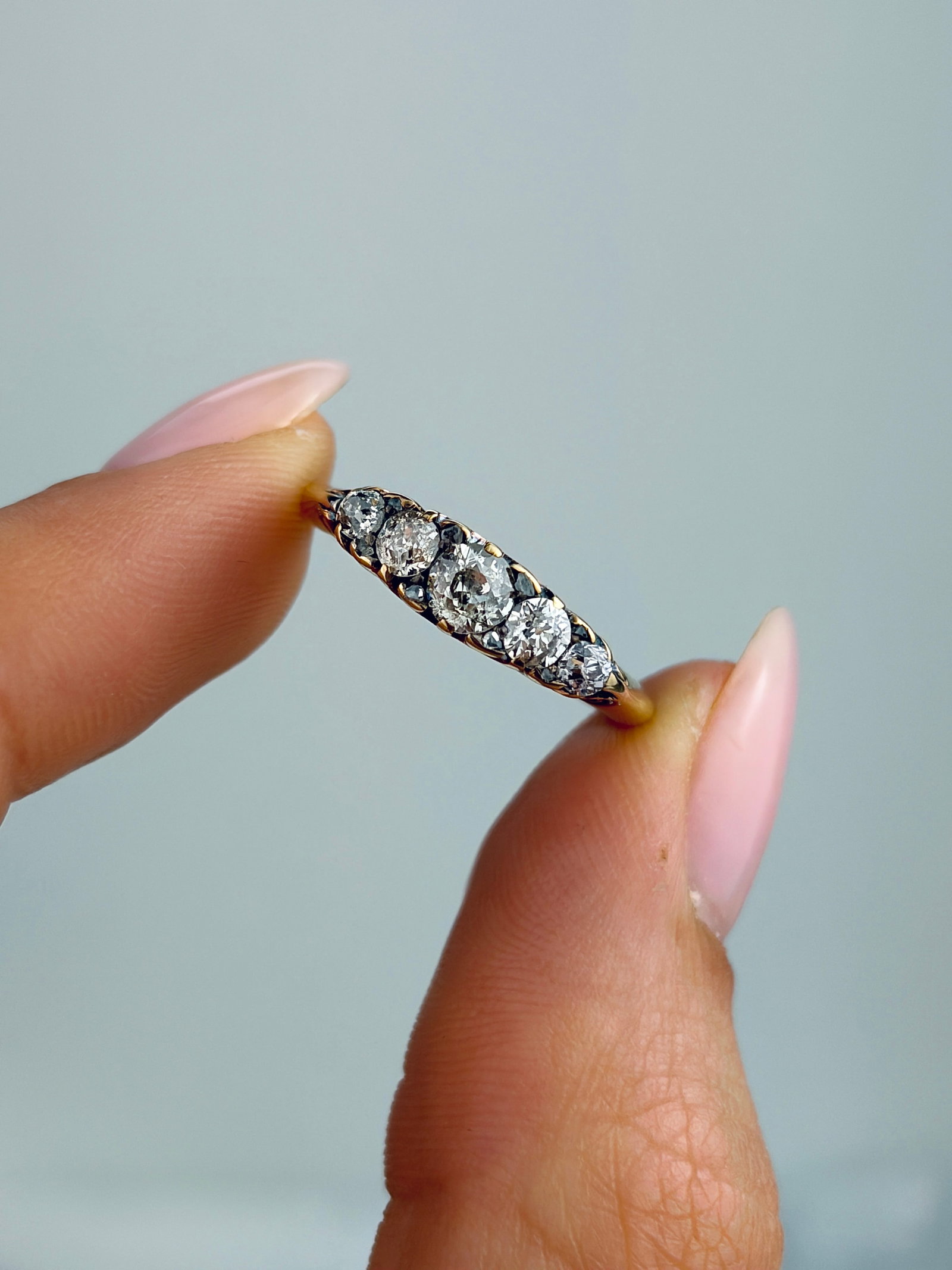 ANTIQUE 18CT YELLOW GOLD DIAMOND 5 STONE RING WITH DIAMOND POINTS - 5