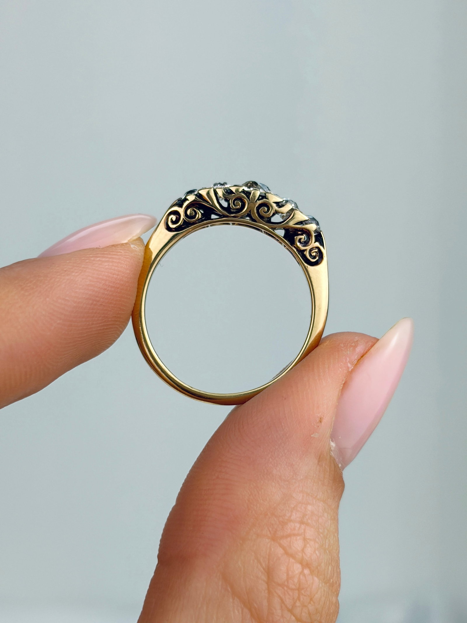 ANTIQUE 18CT YELLOW GOLD DIAMOND 5 STONE RING WITH DIAMOND POINTS - 6