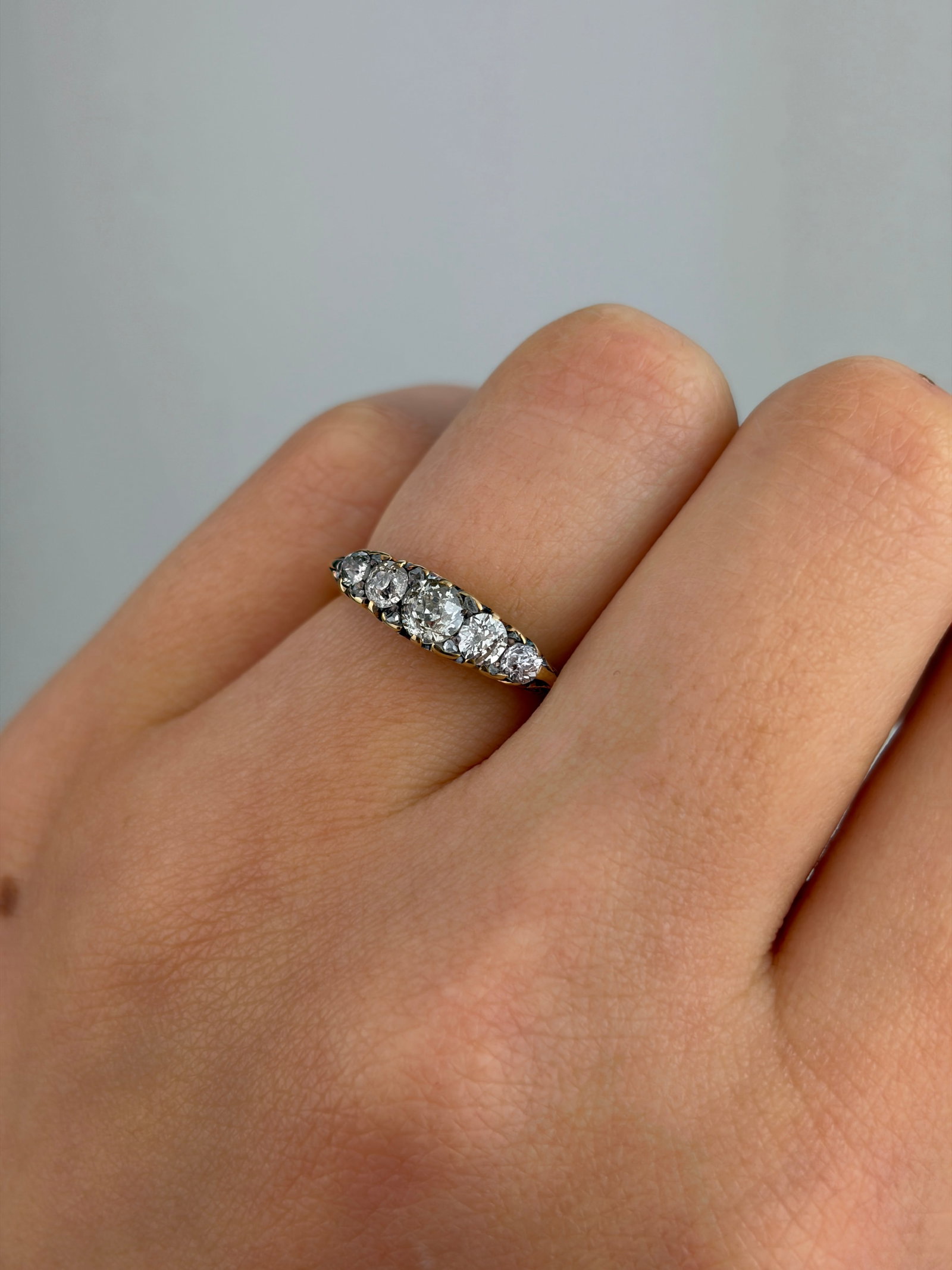 ANTIQUE 18CT YELLOW GOLD DIAMOND 5 STONE RING WITH DIAMOND POINTS - 8
