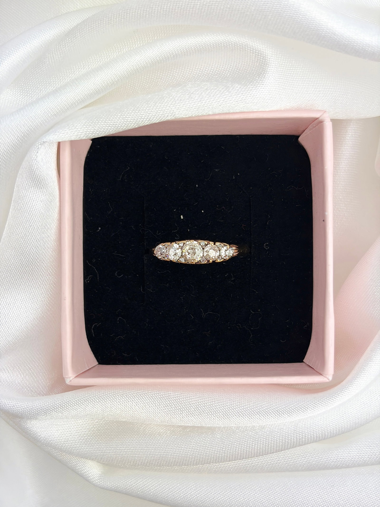 ANTIQUE 18CT YELLOW GOLD DIAMOND 5 STONE RING WITH DIAMOND POINTS - 9