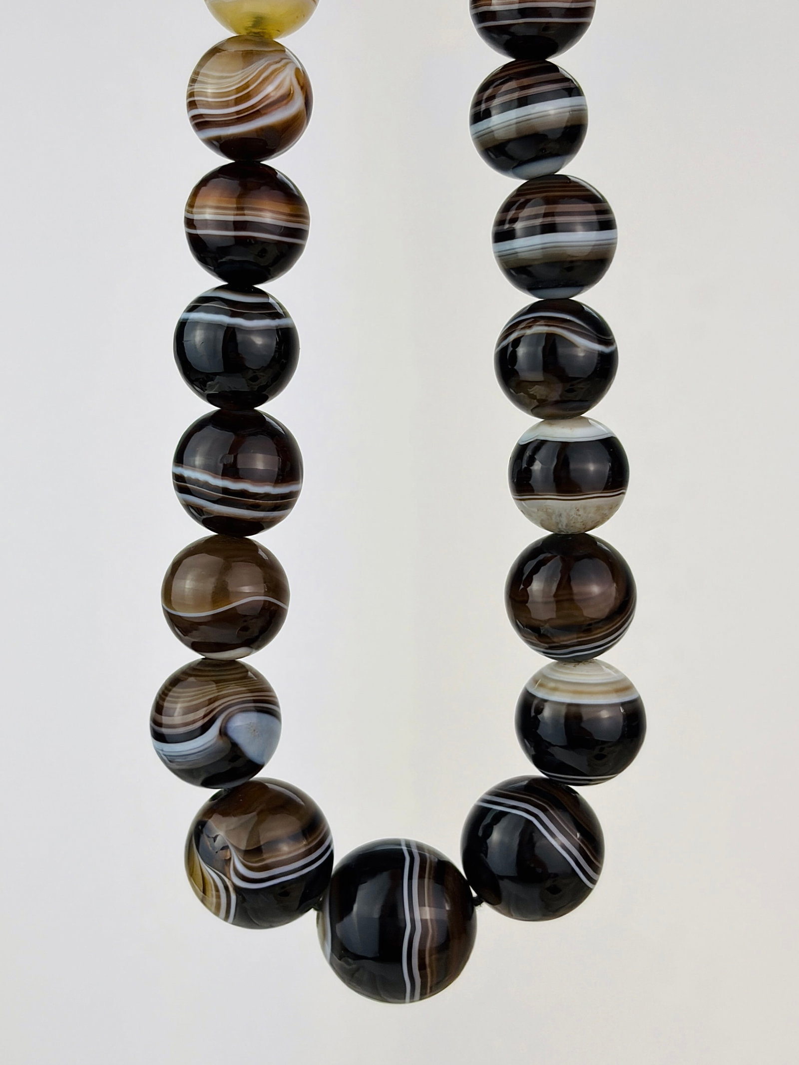 antique heavy banded agate bead necklace: antique heavy banded agate bead necklace Weight: 101.63g Size: Length 42.5cm, largest bead 17.5x17.5mm Materials: Agate Hallmarks: None present Condition: Very good overall condition. Some signs