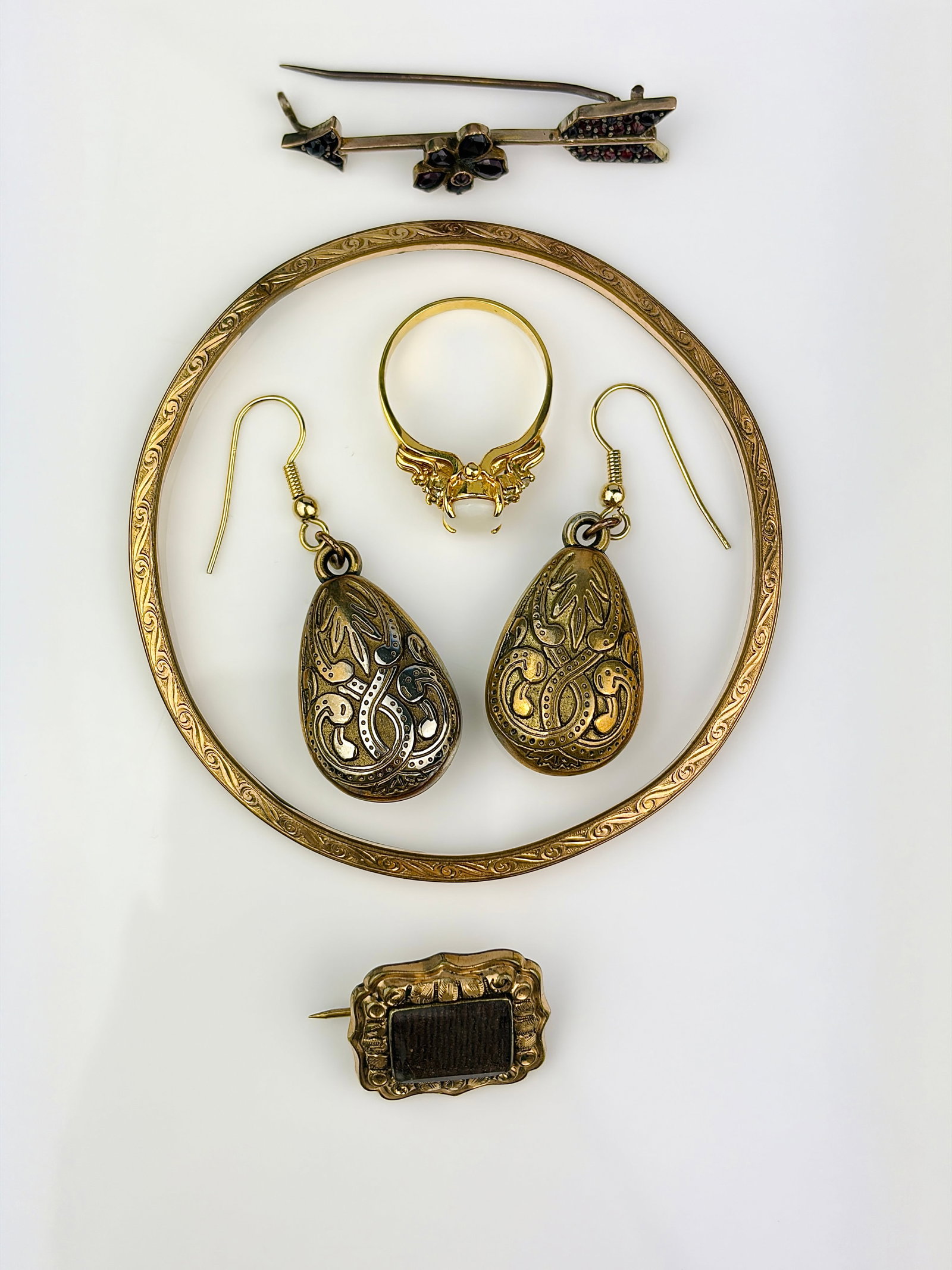 mixed lot of antique and vintage jewellery: mixed lot of antique and vintage jewellery