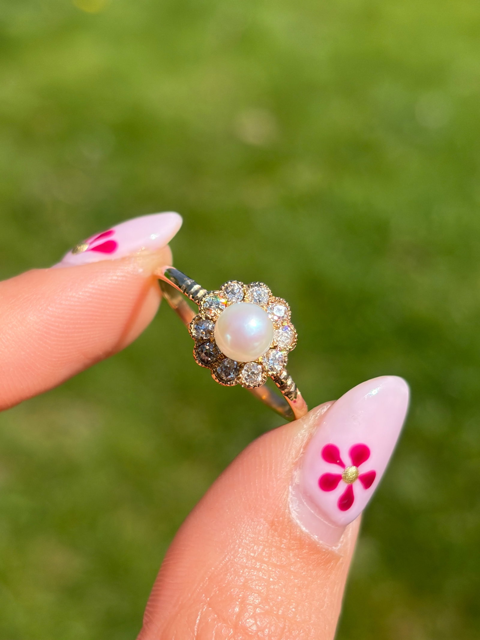 ANTIQUE PEARL AND DIAMOND CLUSTER RING IN. 9CT YELLOW GOLD - 10