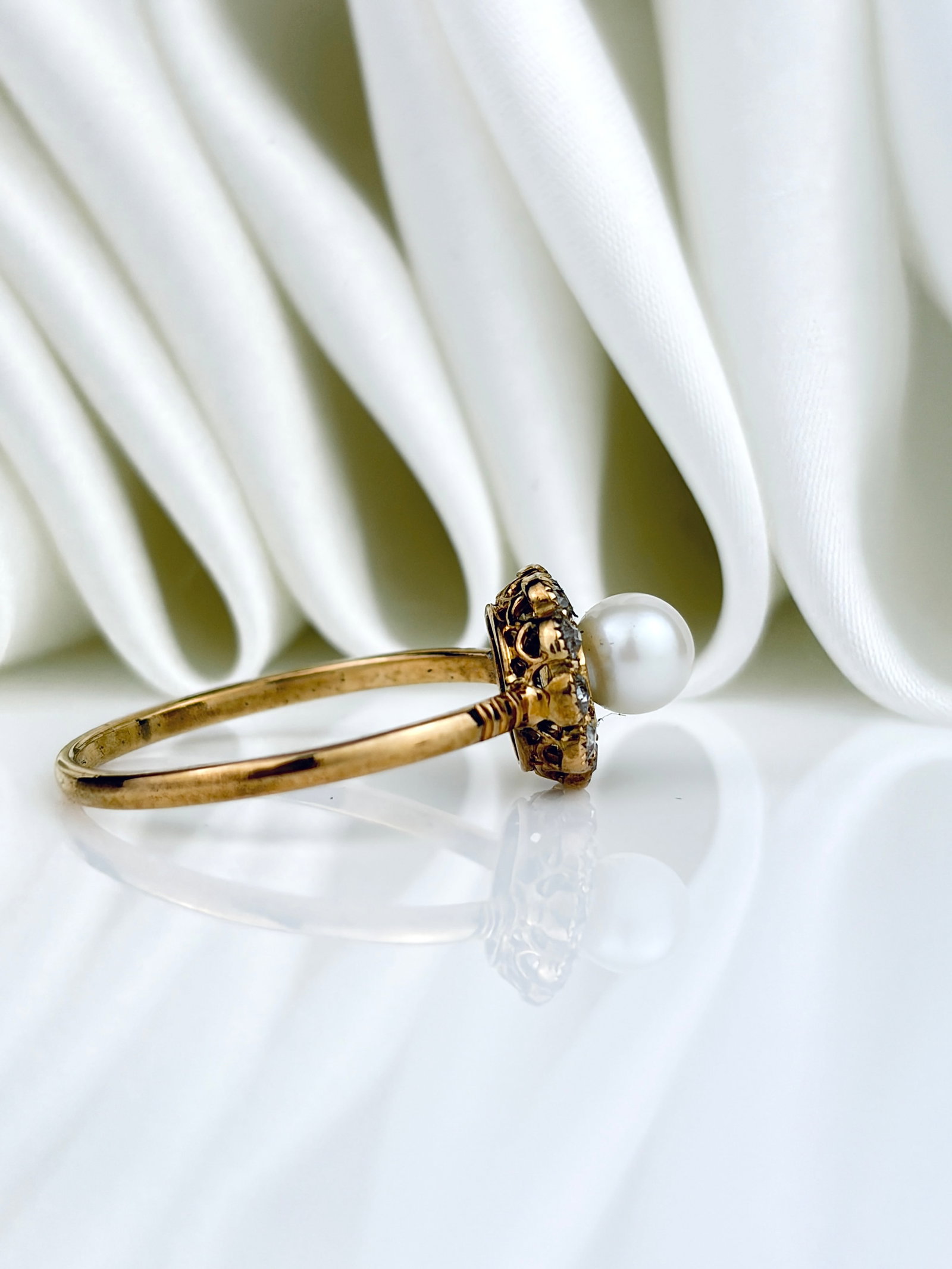 ANTIQUE PEARL AND DIAMOND CLUSTER RING IN. 9CT YELLOW GOLD - 2