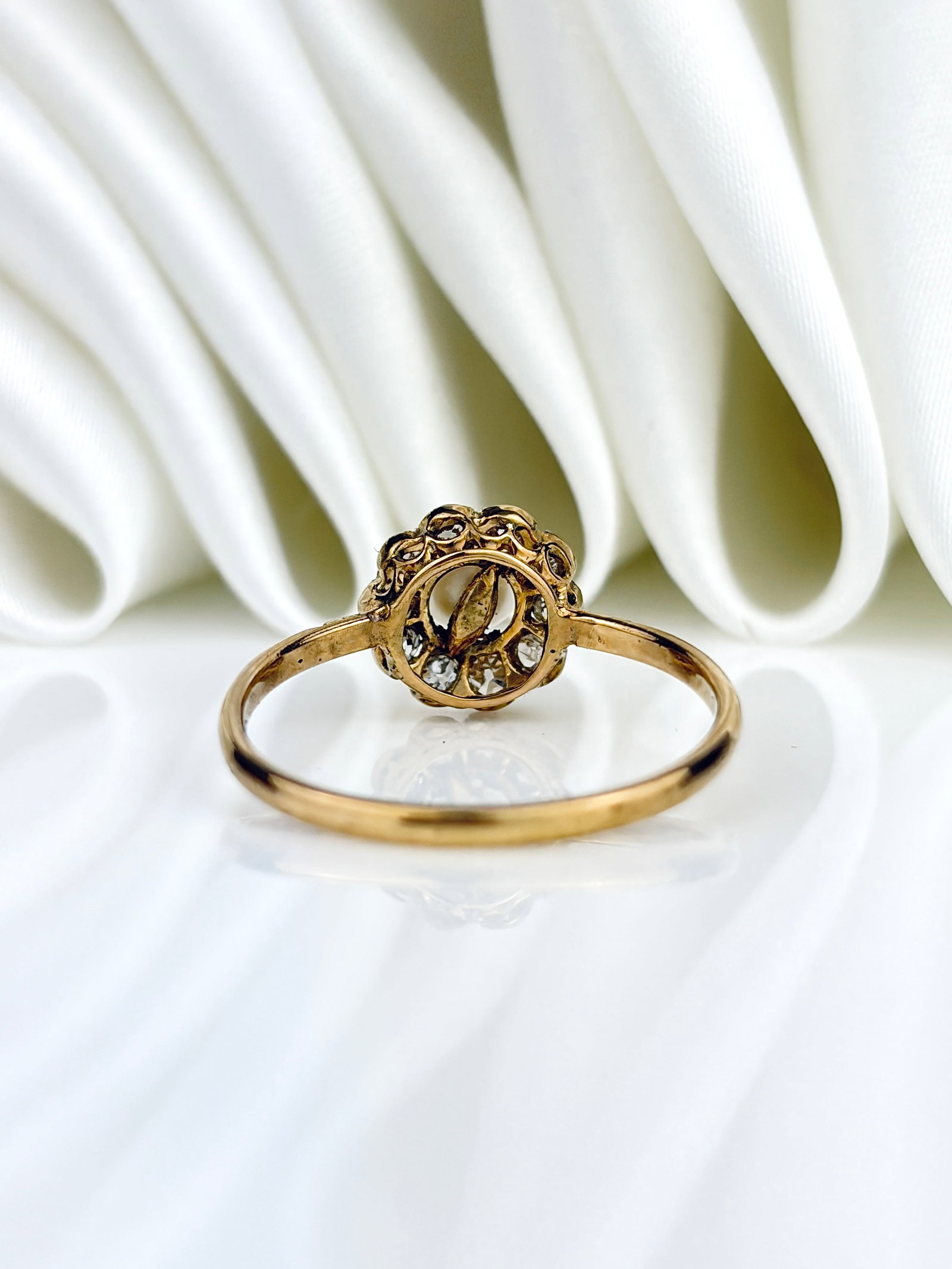 ANTIQUE PEARL AND DIAMOND CLUSTER RING IN. 9CT YELLOW GOLD - 3