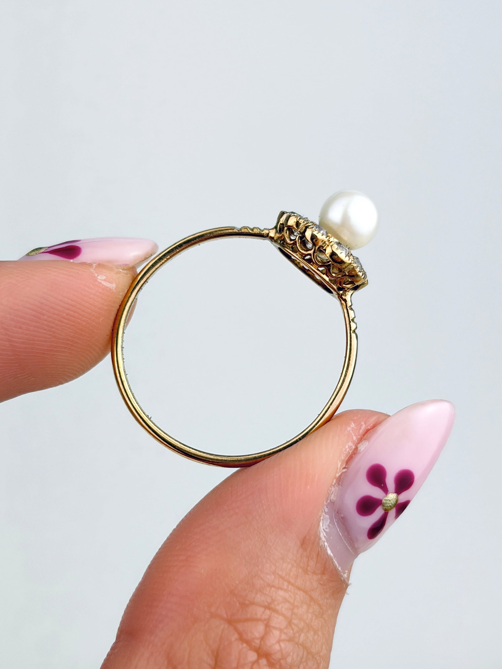 ANTIQUE PEARL AND DIAMOND CLUSTER RING IN. 9CT YELLOW GOLD - 6