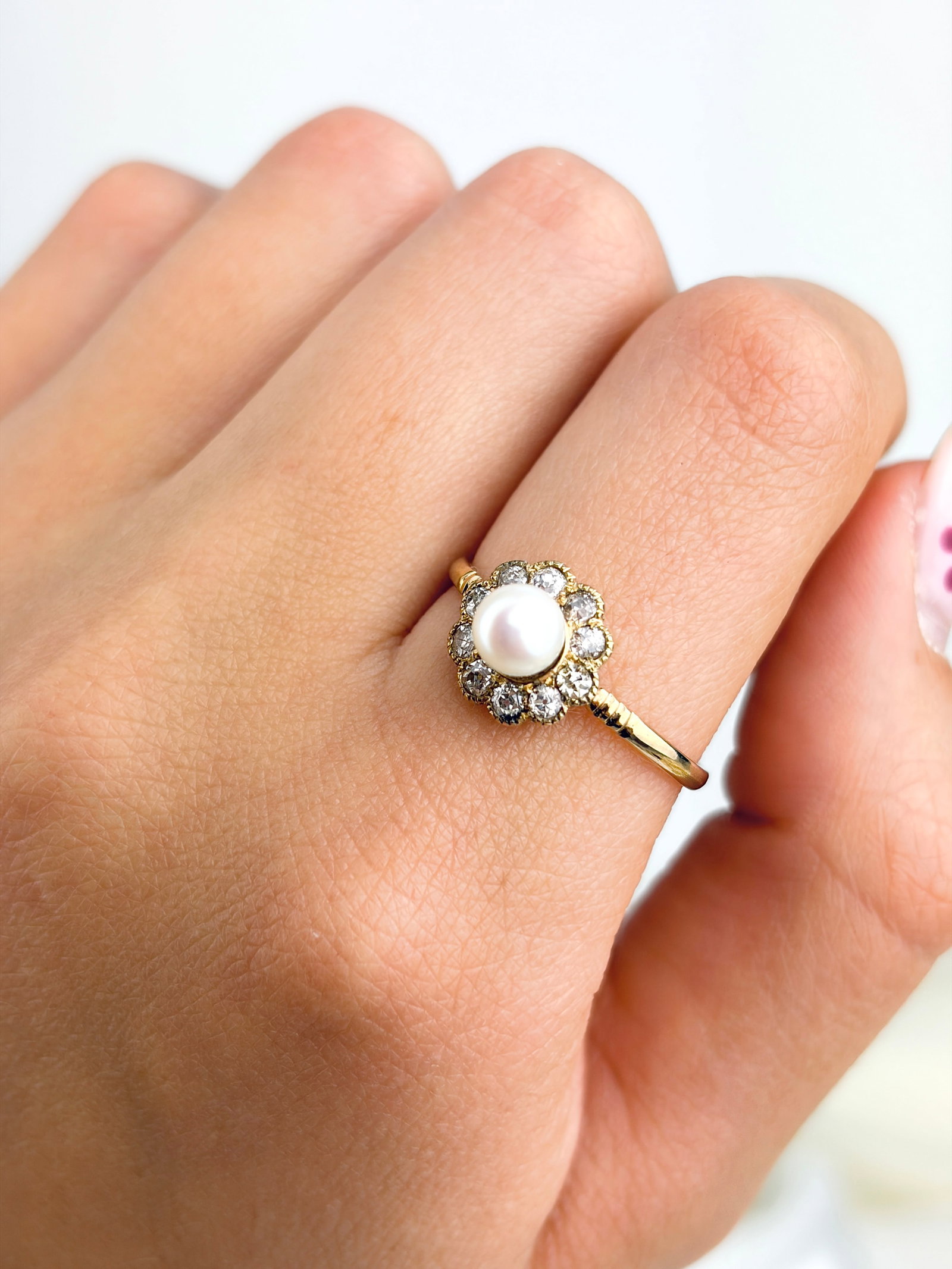 ANTIQUE PEARL AND DIAMOND CLUSTER RING IN. 9CT YELLOW GOLD - 8