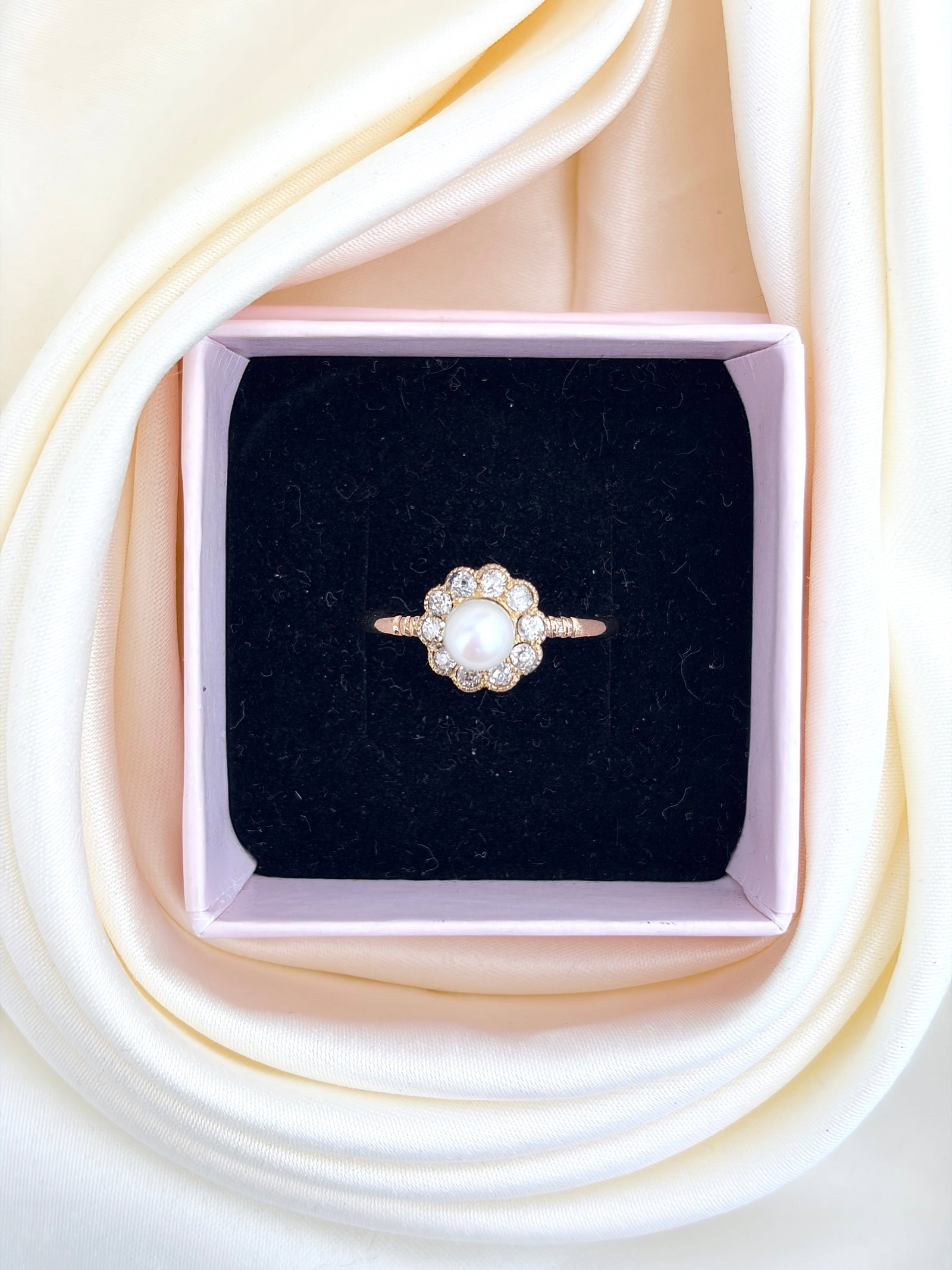 ANTIQUE PEARL AND DIAMOND CLUSTER RING IN. 9CT YELLOW GOLD - 9