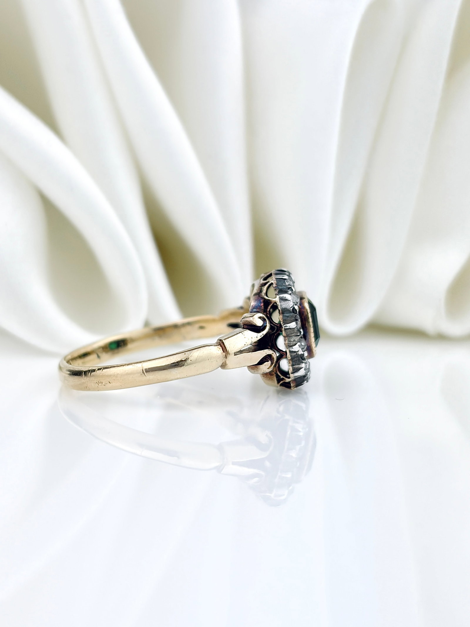 GEORGIAN ERA 18CT GOLD ROSE CUT DIAMOND AND EMERALD CLUSTER RING - 2