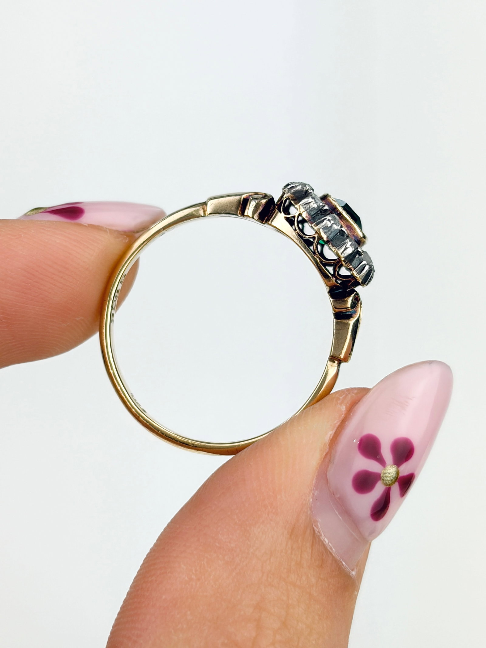 GEORGIAN ERA 18CT GOLD ROSE CUT DIAMOND AND EMERALD CLUSTER RING - 5