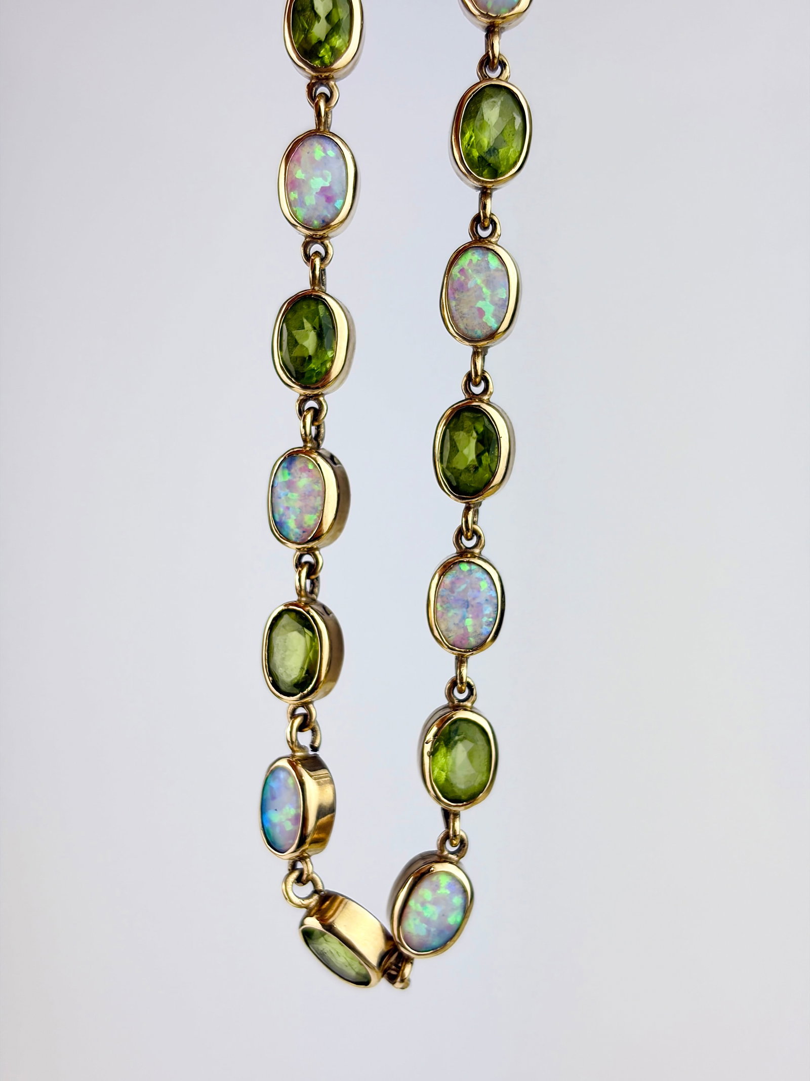 VINTAGE 9CT YELLOW GOLD OPAL AND PERIDOT BRACELET - 2