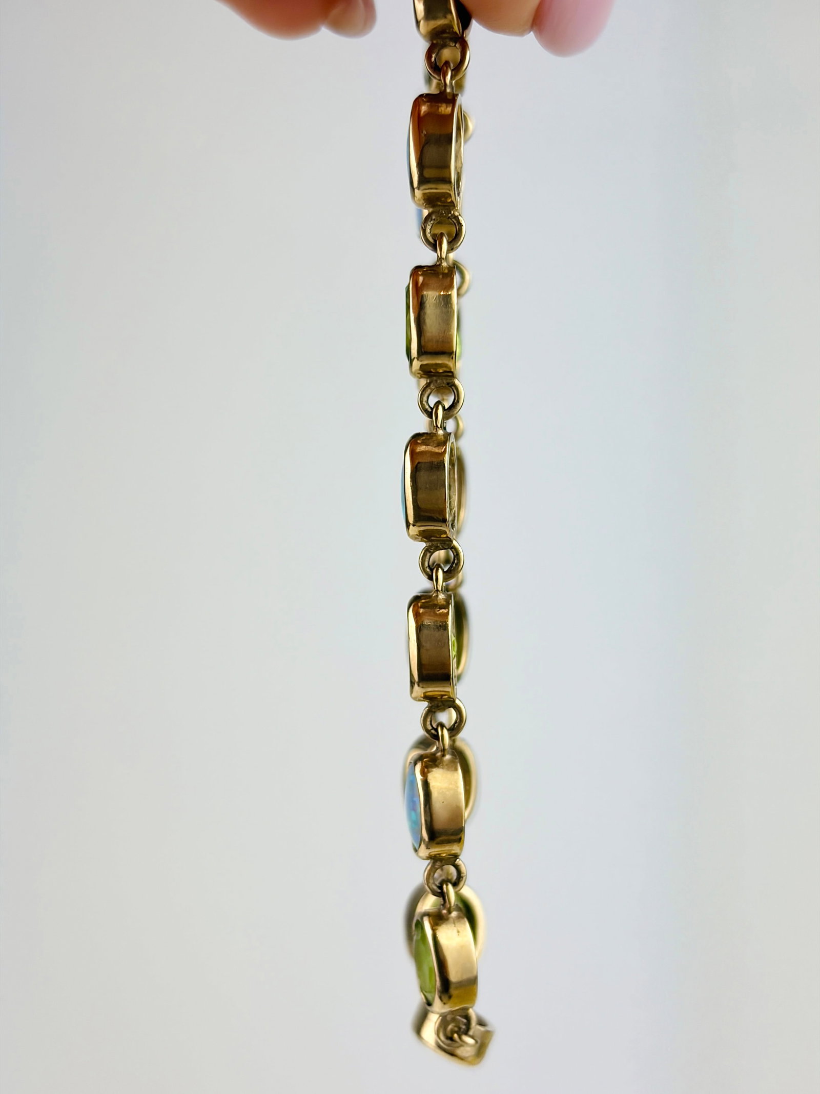 VINTAGE 9CT YELLOW GOLD OPAL AND PERIDOT BRACELET - 3