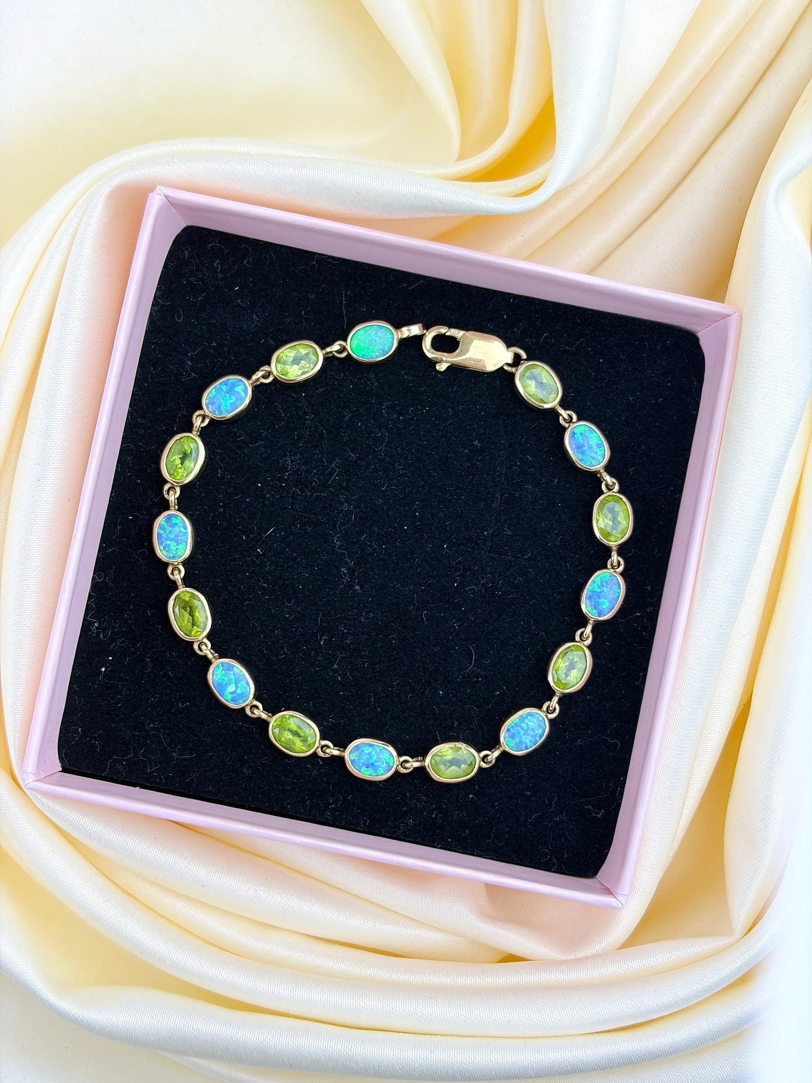 VINTAGE 9CT YELLOW GOLD OPAL AND PERIDOT BRACELET - 7