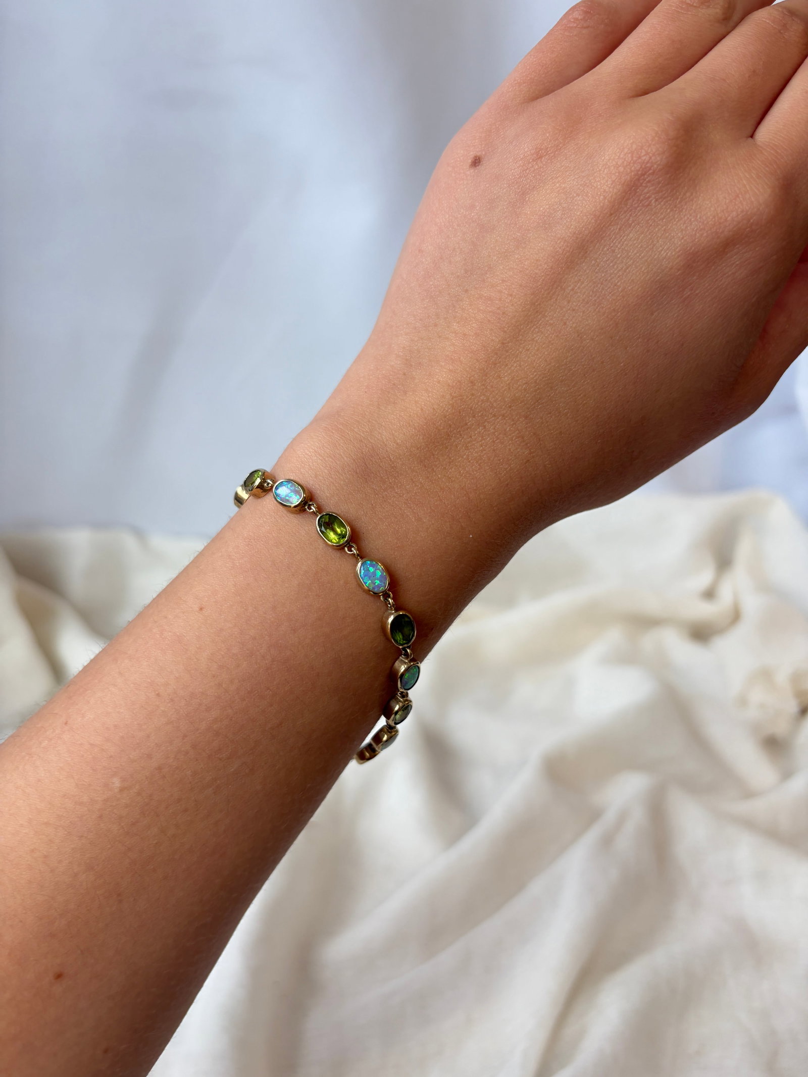 VINTAGE 9CT YELLOW GOLD OPAL AND PERIDOT BRACELET - 8
