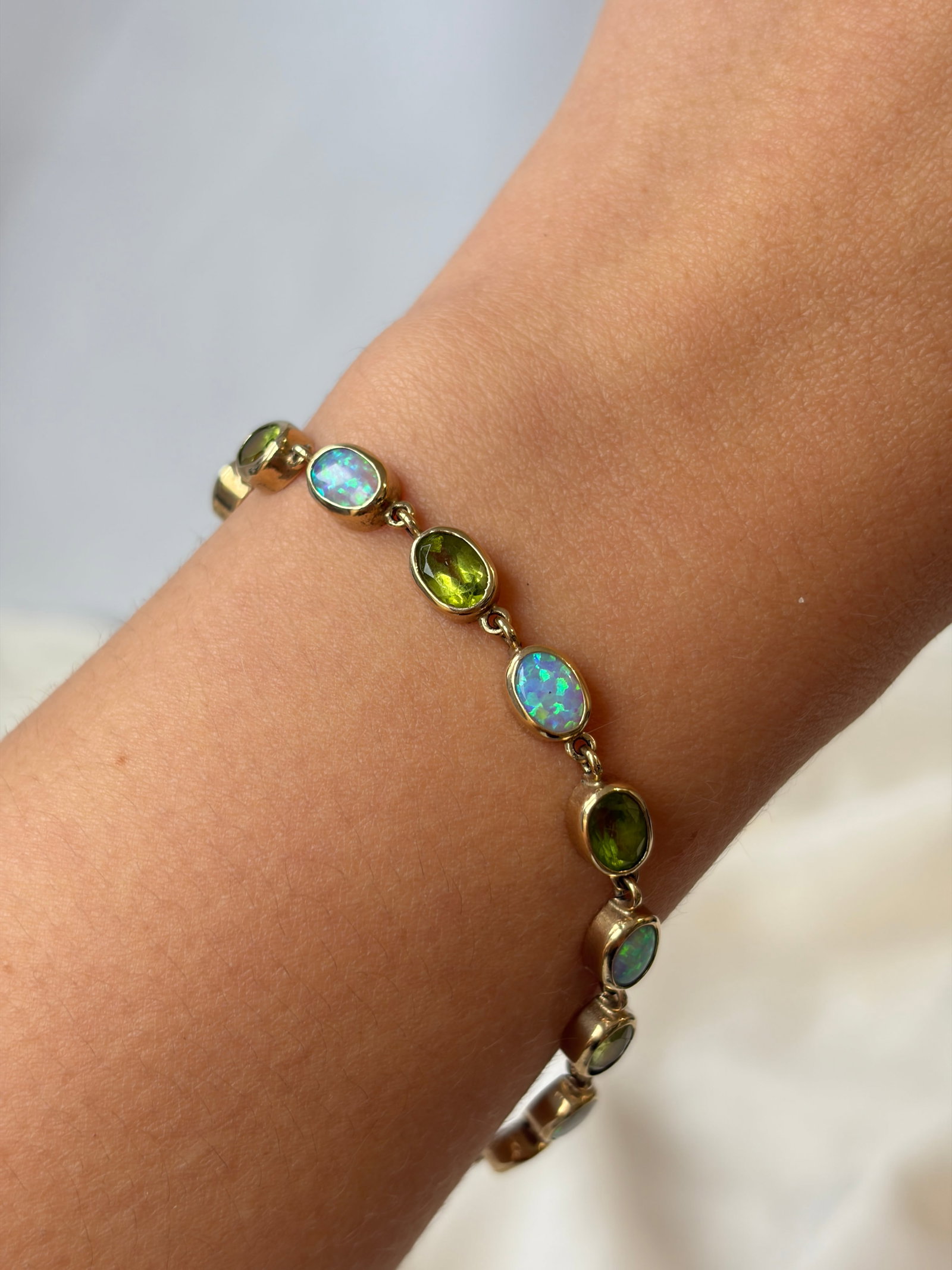 VINTAGE 9CT YELLOW GOLD OPAL AND PERIDOT BRACELET - 9