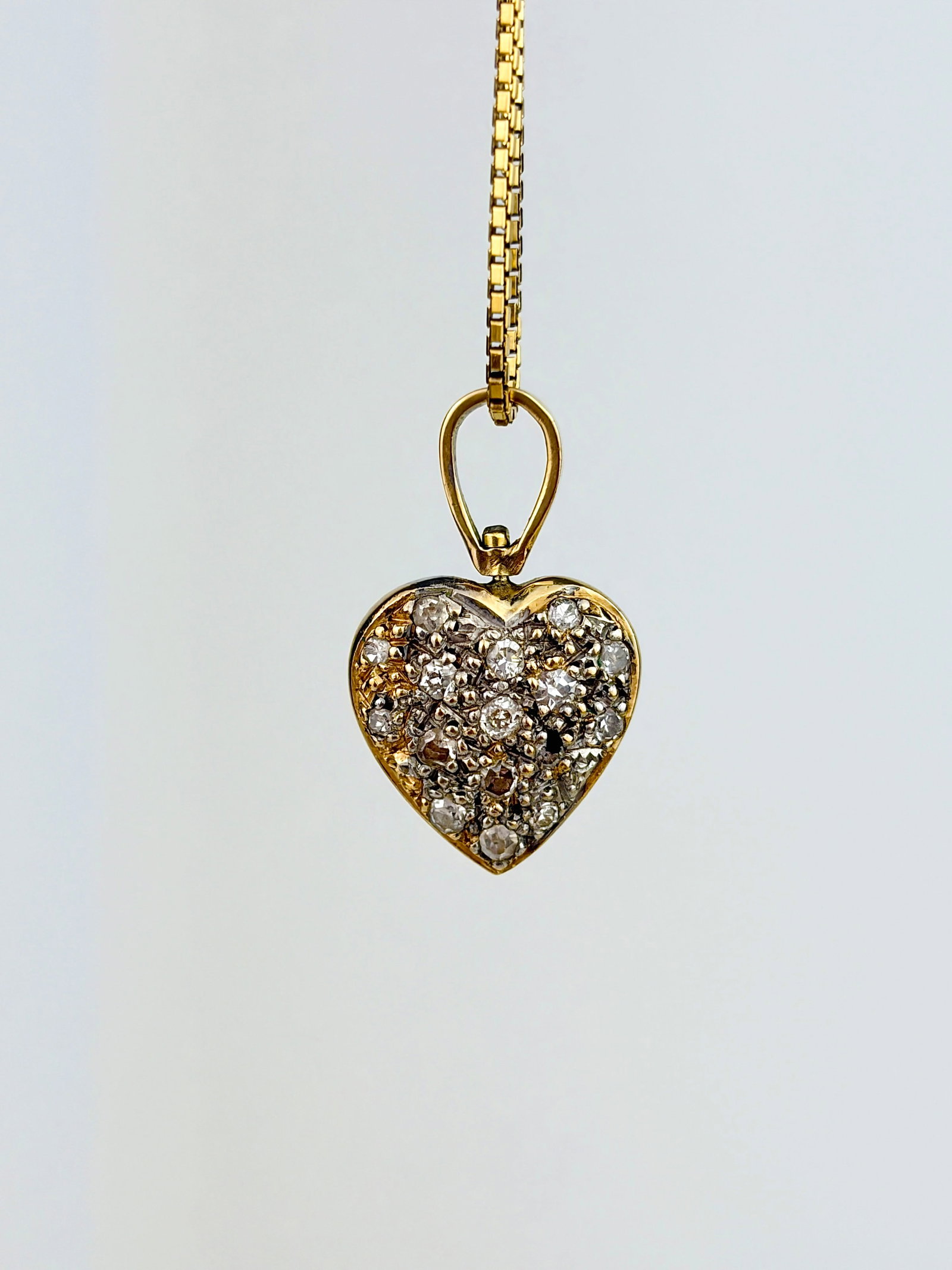 VINTAGE DOUBLE SIDED DIAMOND HEART PENDANT ON CHAIN IN 10CT GOLD - 3