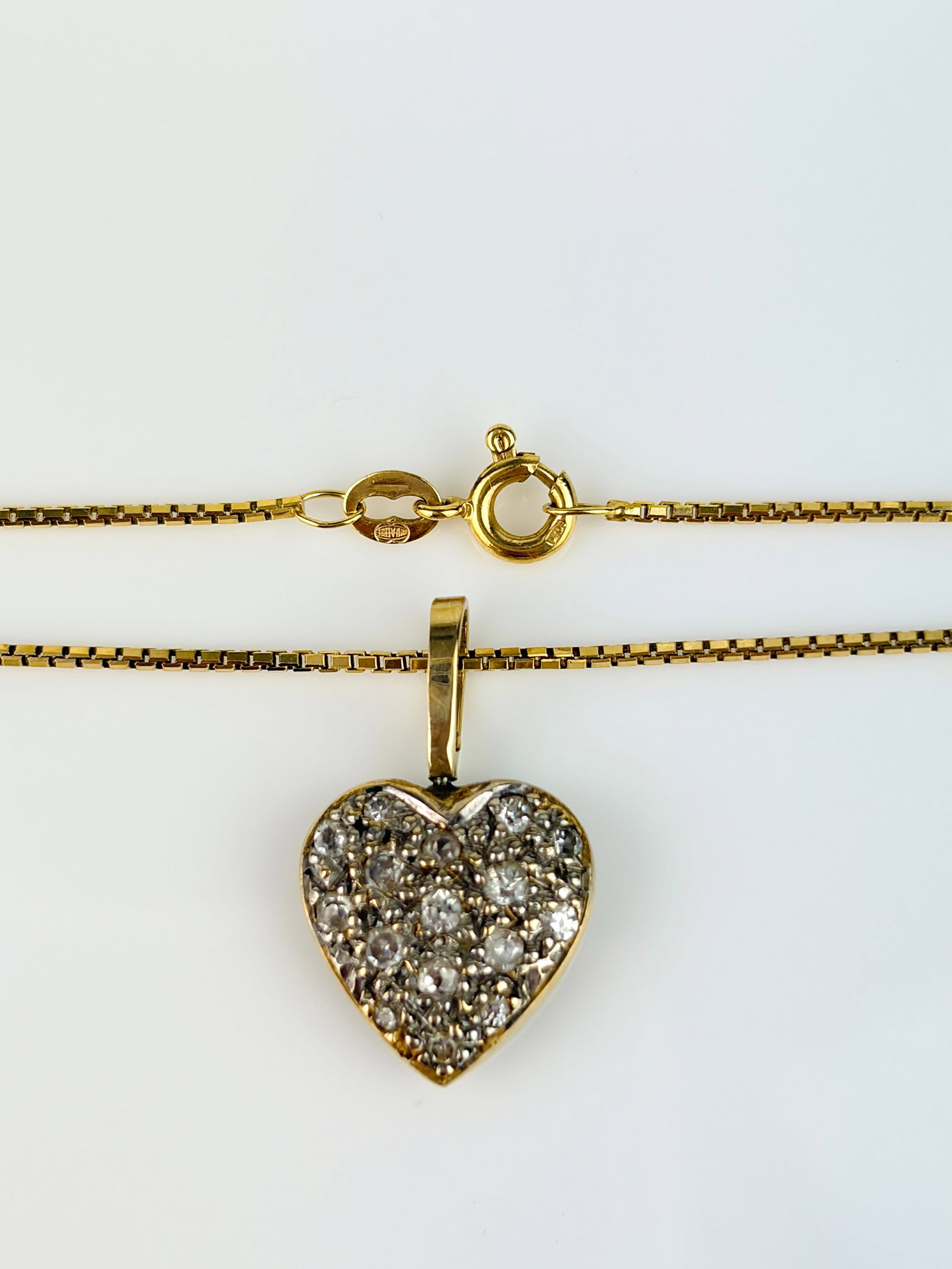 VINTAGE DOUBLE SIDED DIAMOND HEART PENDANT ON CHAIN IN 10CT GOLD - 4