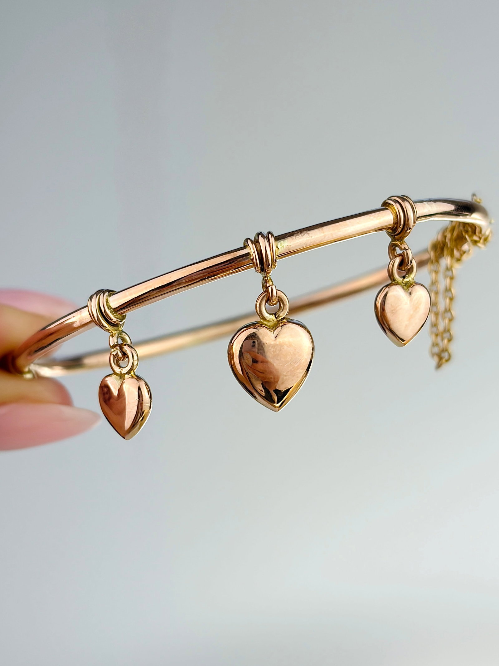 ANTIQUE 9CT GOLD HEART CHARM BANGLE BRACELET: ANTIQUE 9CT GOLD HEART CHARM BANGLE BRACELET Stunning dangling heart charms on a sweet rosy toned 9ct gold bangle!