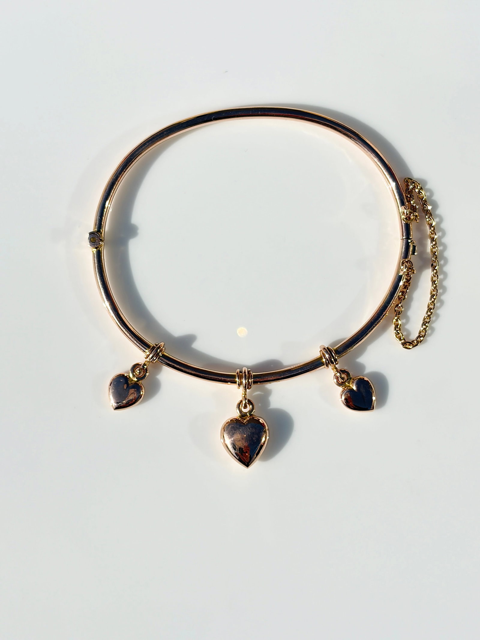 ANTIQUE 9CT GOLD HEART CHARM BANGLE BRACELET - 2