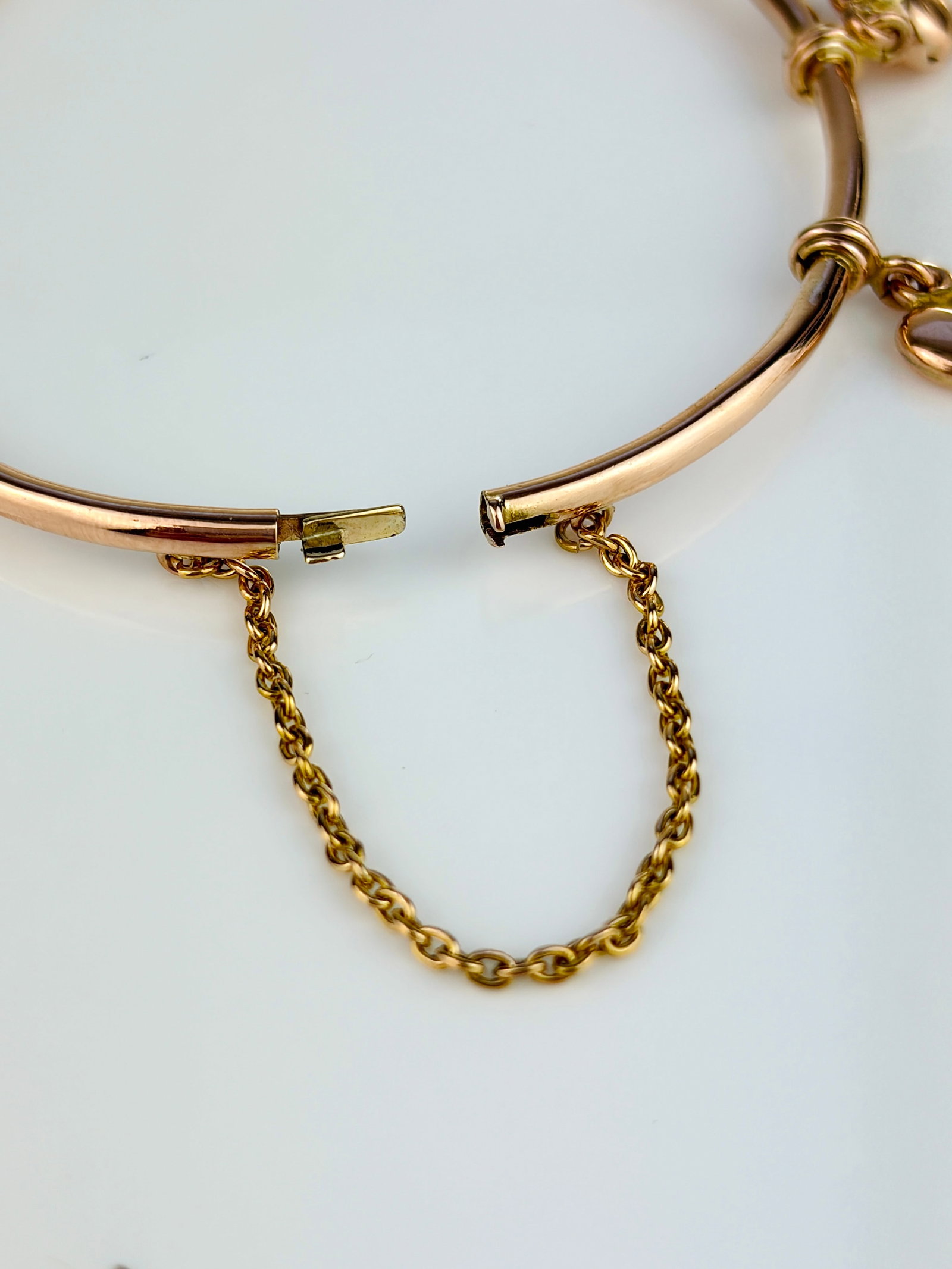 ANTIQUE 9CT GOLD HEART CHARM BANGLE BRACELET - 6