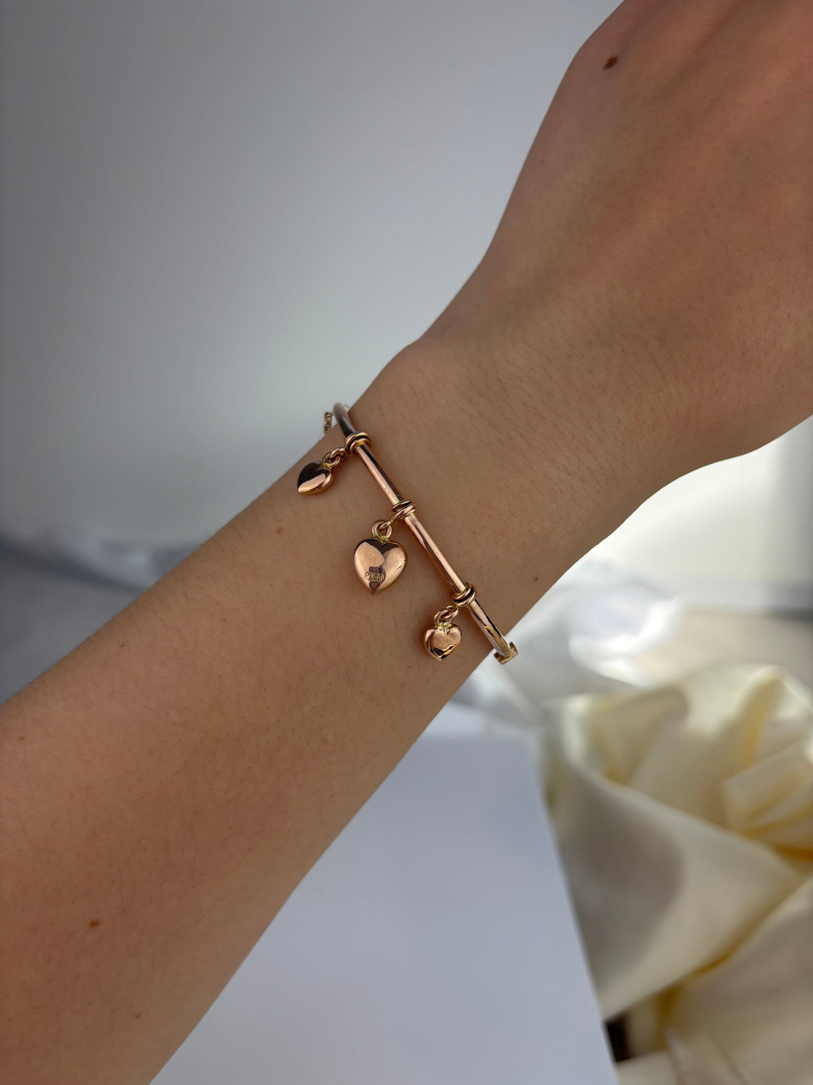 ANTIQUE 9CT GOLD HEART CHARM BANGLE BRACELET - 7