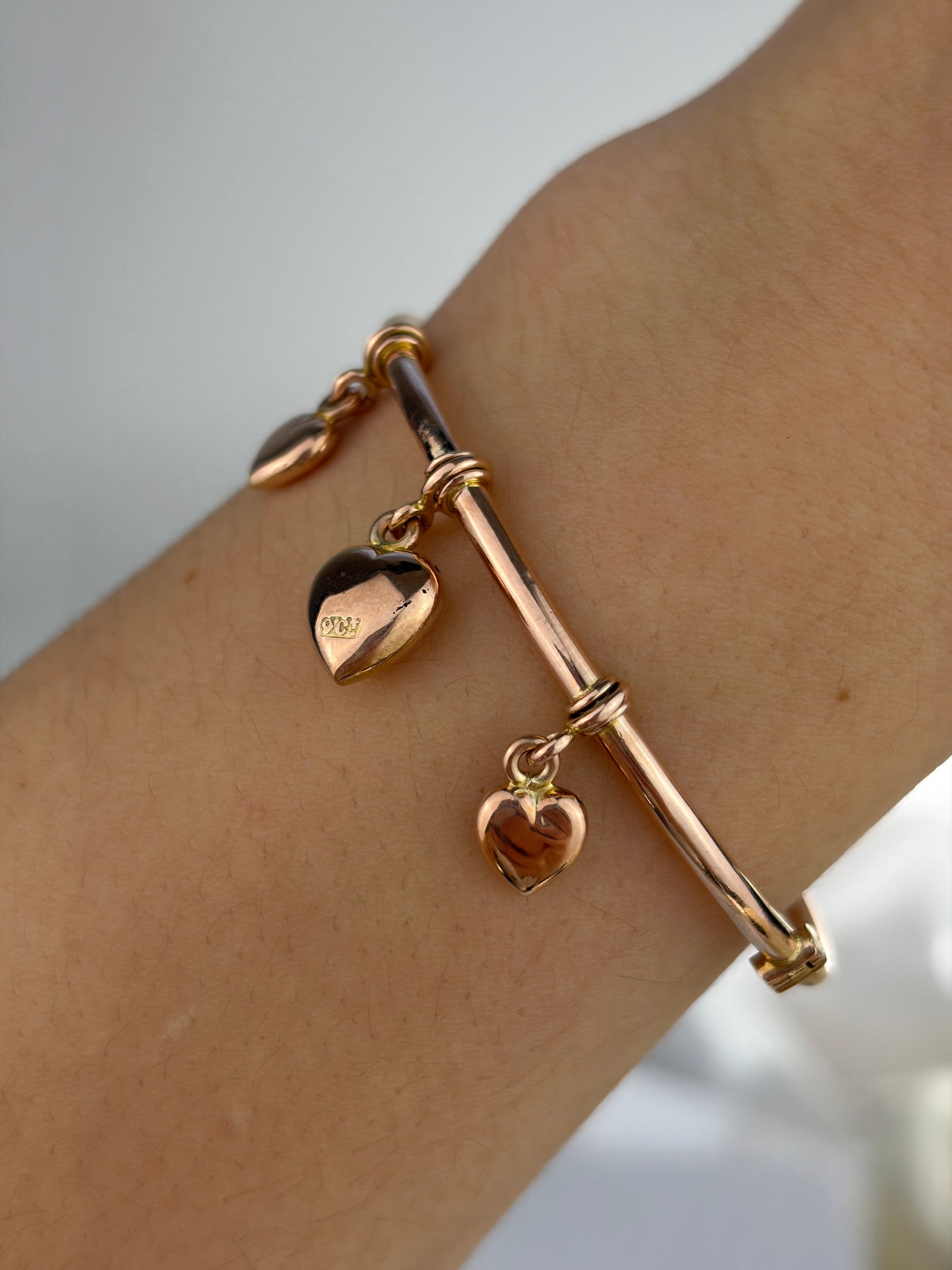 ANTIQUE 9CT GOLD HEART CHARM BANGLE BRACELET - 8