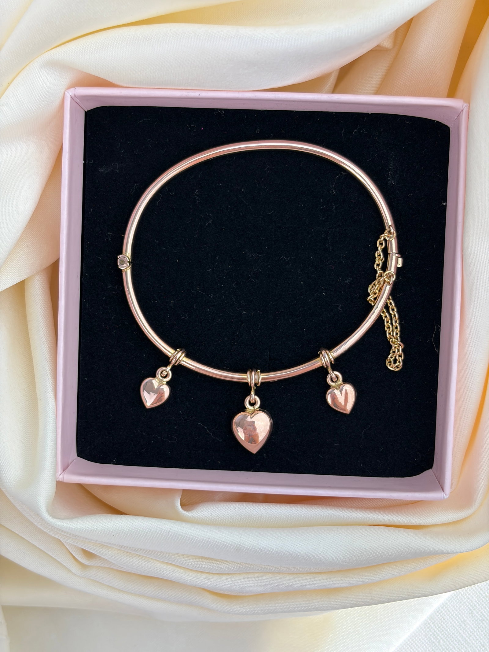 ANTIQUE 9CT GOLD HEART CHARM BANGLE BRACELET - 9