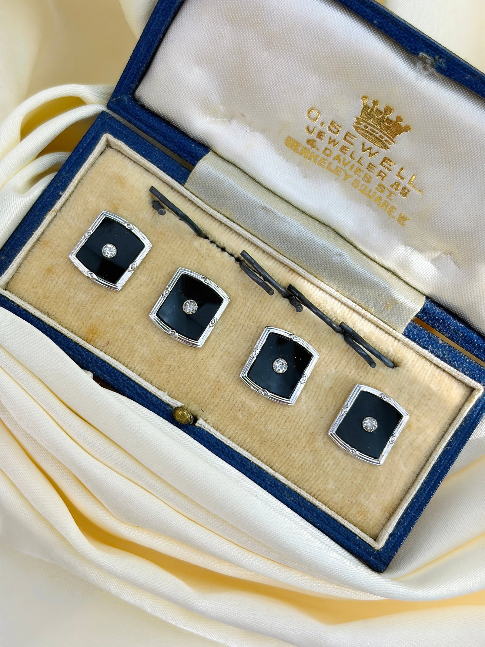 ANTIQUE BOXED 9CT WHITE GOLD DIAMOND AND ONYX BOXED MEN'S DRESS STUDS: ANTIQUE BOXED 9CT WHITE GOLD DIAMOND AND ONYX BOXED MEN'S DRESS STUDS
