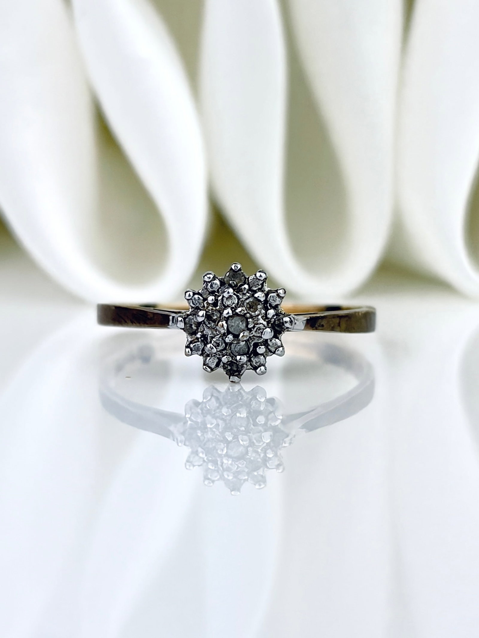SWEET 9CT GOLD DIAMOND CLUSTER RING (1 of 9)