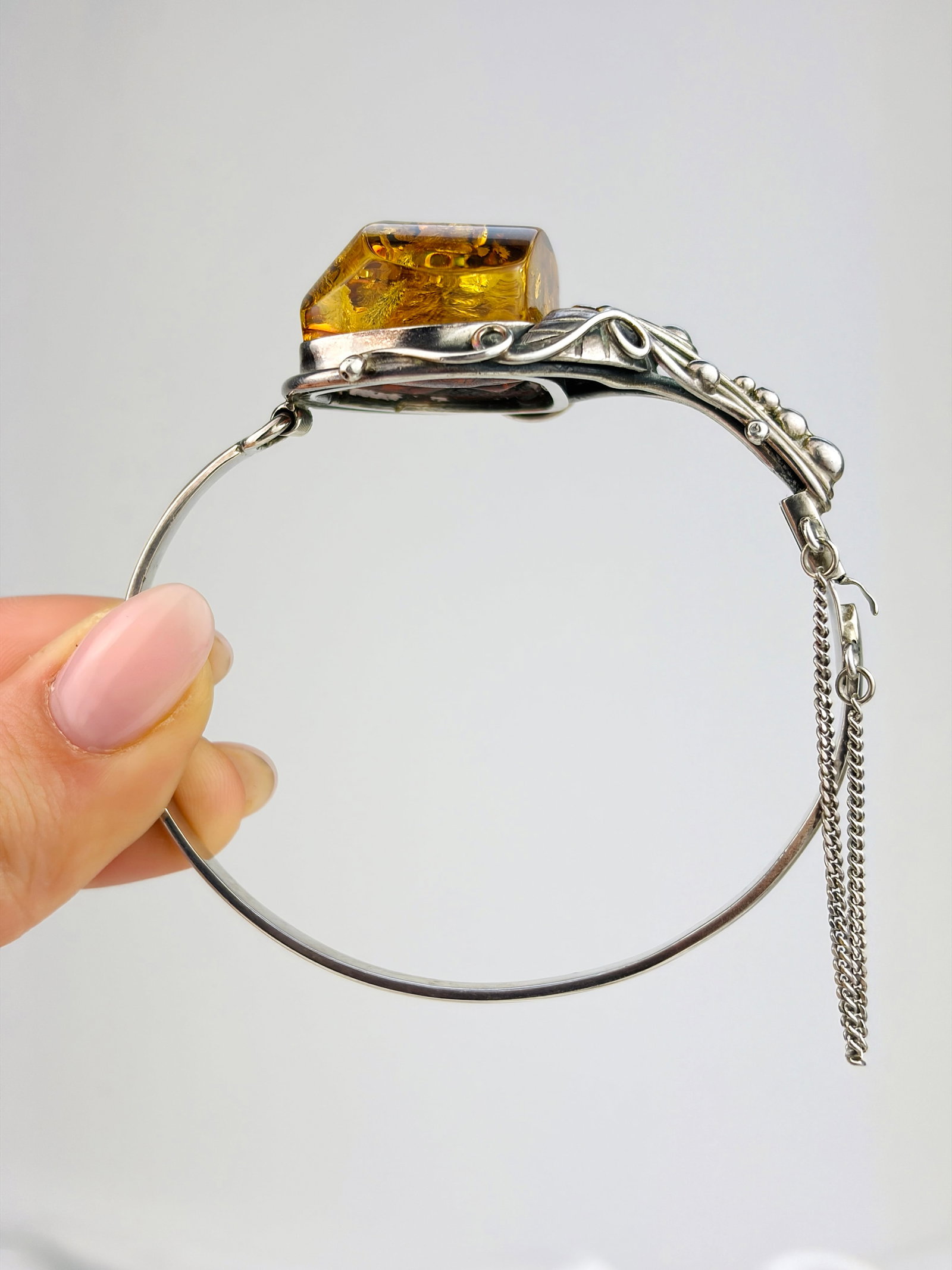 LARGE AMBER STONE LEAF DETAIL SILVER BANGLE - 2