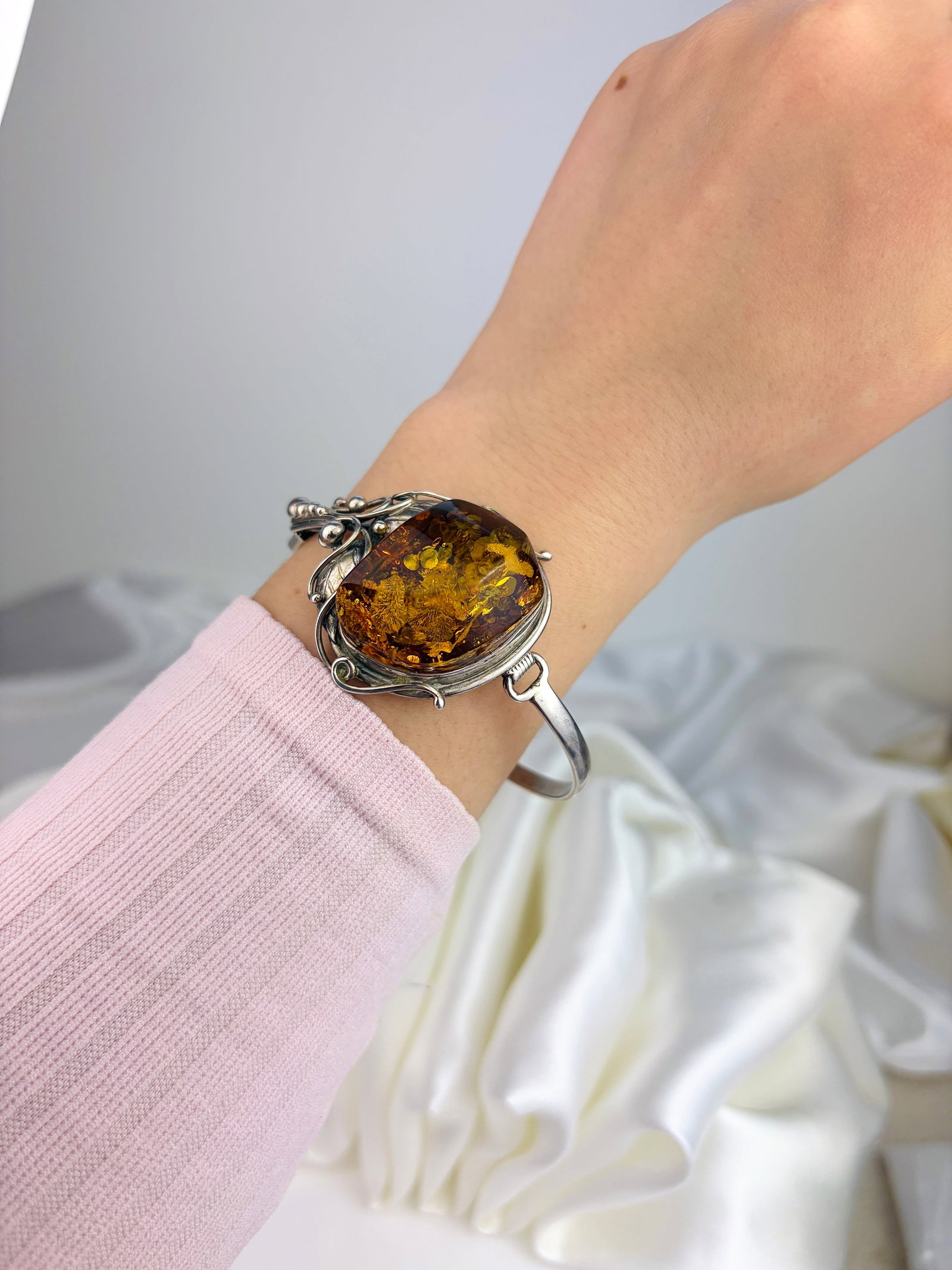 LARGE AMBER STONE LEAF DETAIL SILVER BANGLE - 5