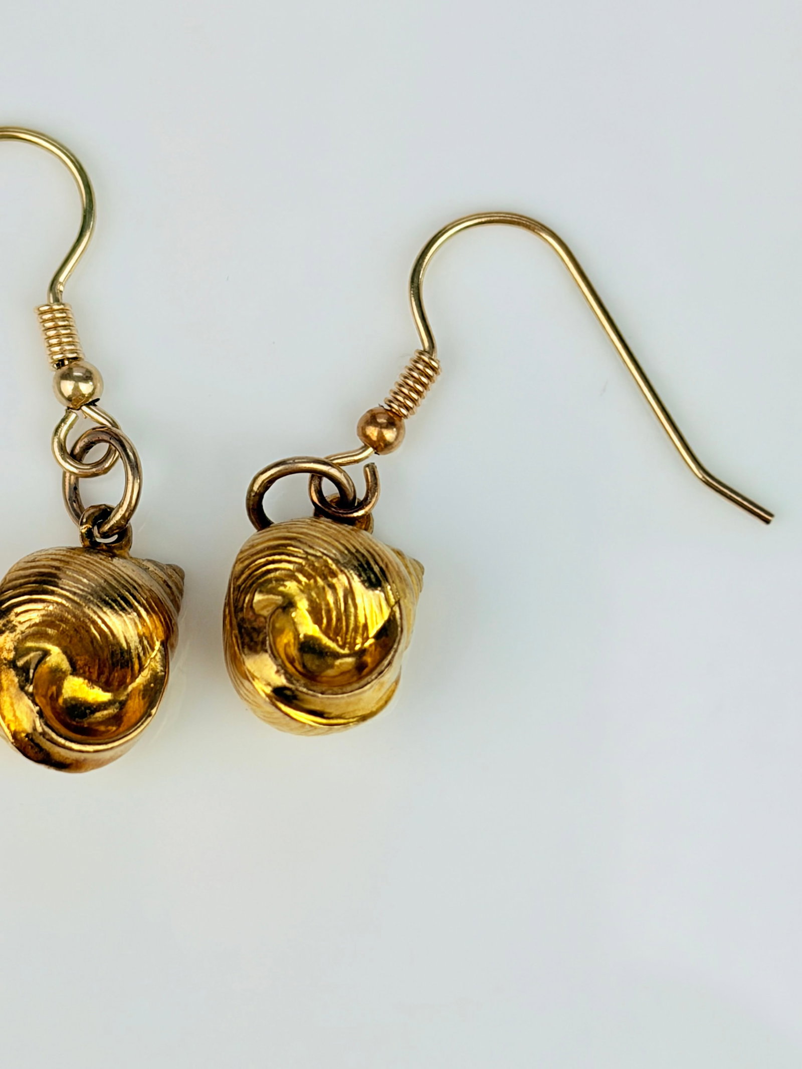 VINTAGE 9CT YELLOW GOLD SHELL DROP EARRINGS - 2